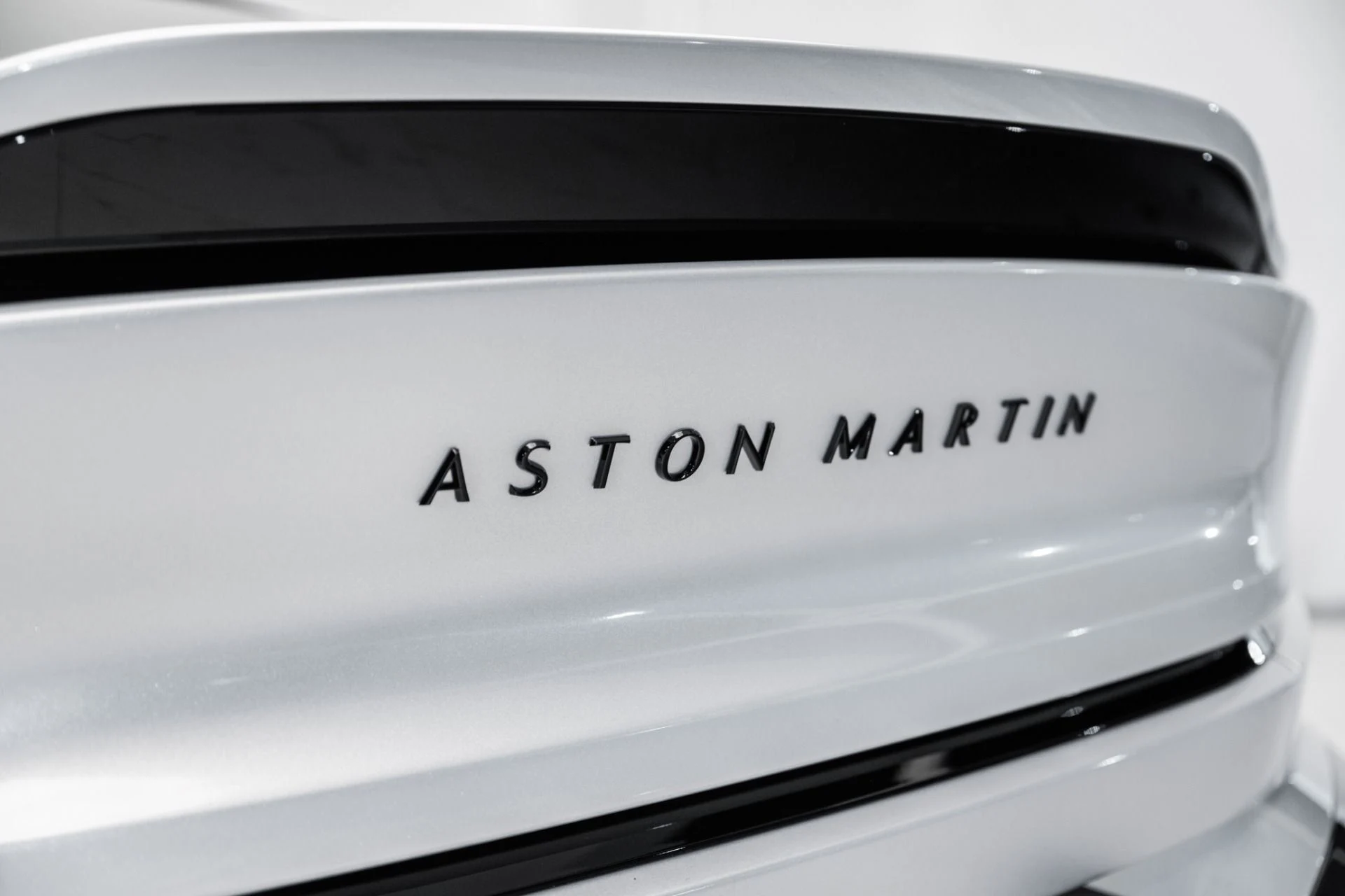 mph007_626252067_Used_2025_Aston_Martin_Vanquish_1741191405_13a3477116