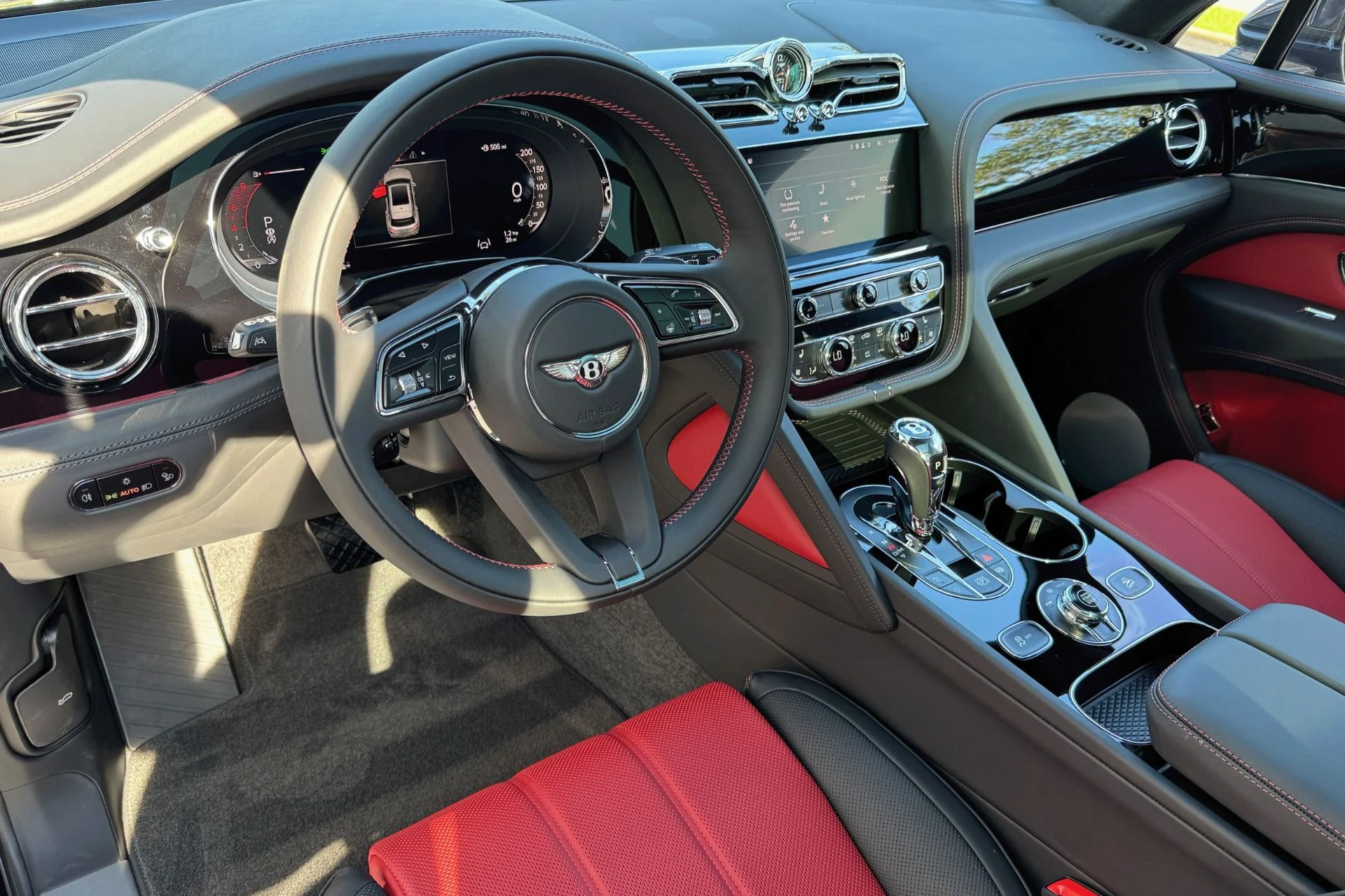 mph007_809227992_Used_2025_Bentley_Bentayga_V8_1758544256_cdead5fe93