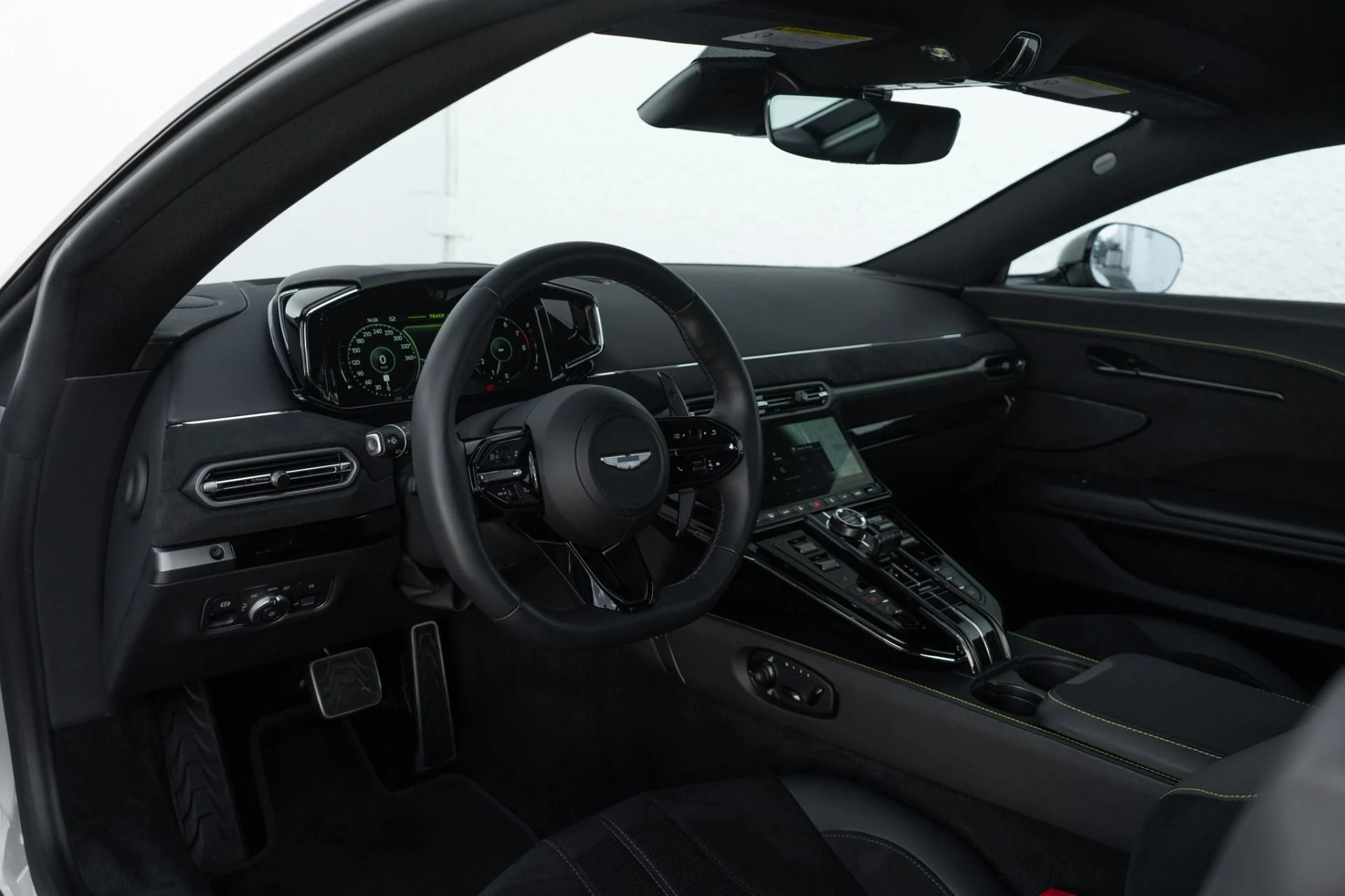 mph007_875296526_Used_2025_Aston_Martin_Vantage_1778624093_70256cc230
