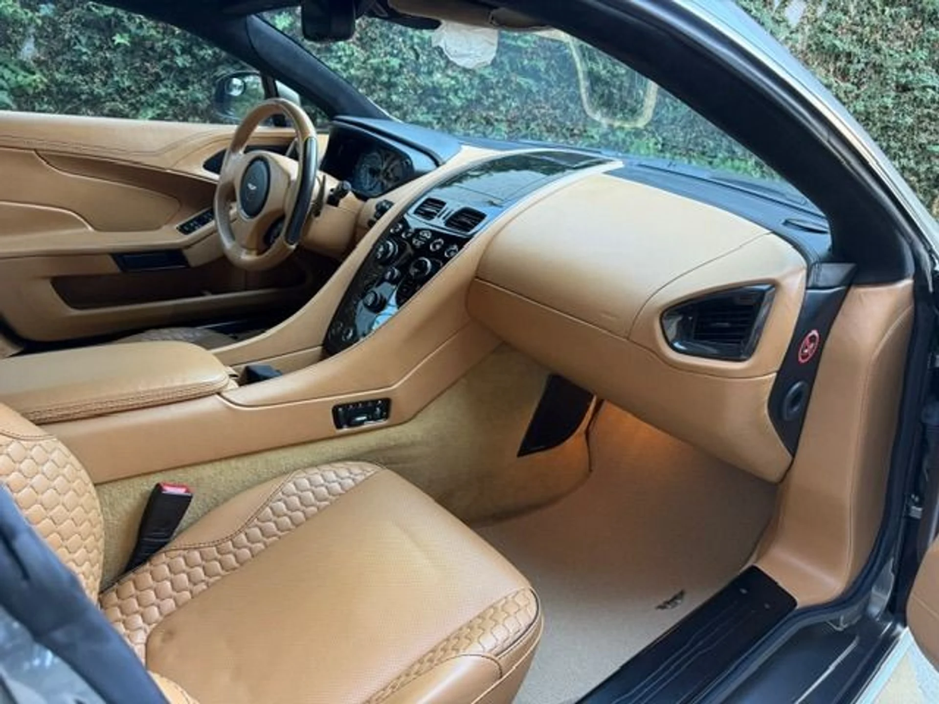 mph007_939571906_Used_2016_Aston_Martin_Vanquish_1764027583_4f0e80d4c3