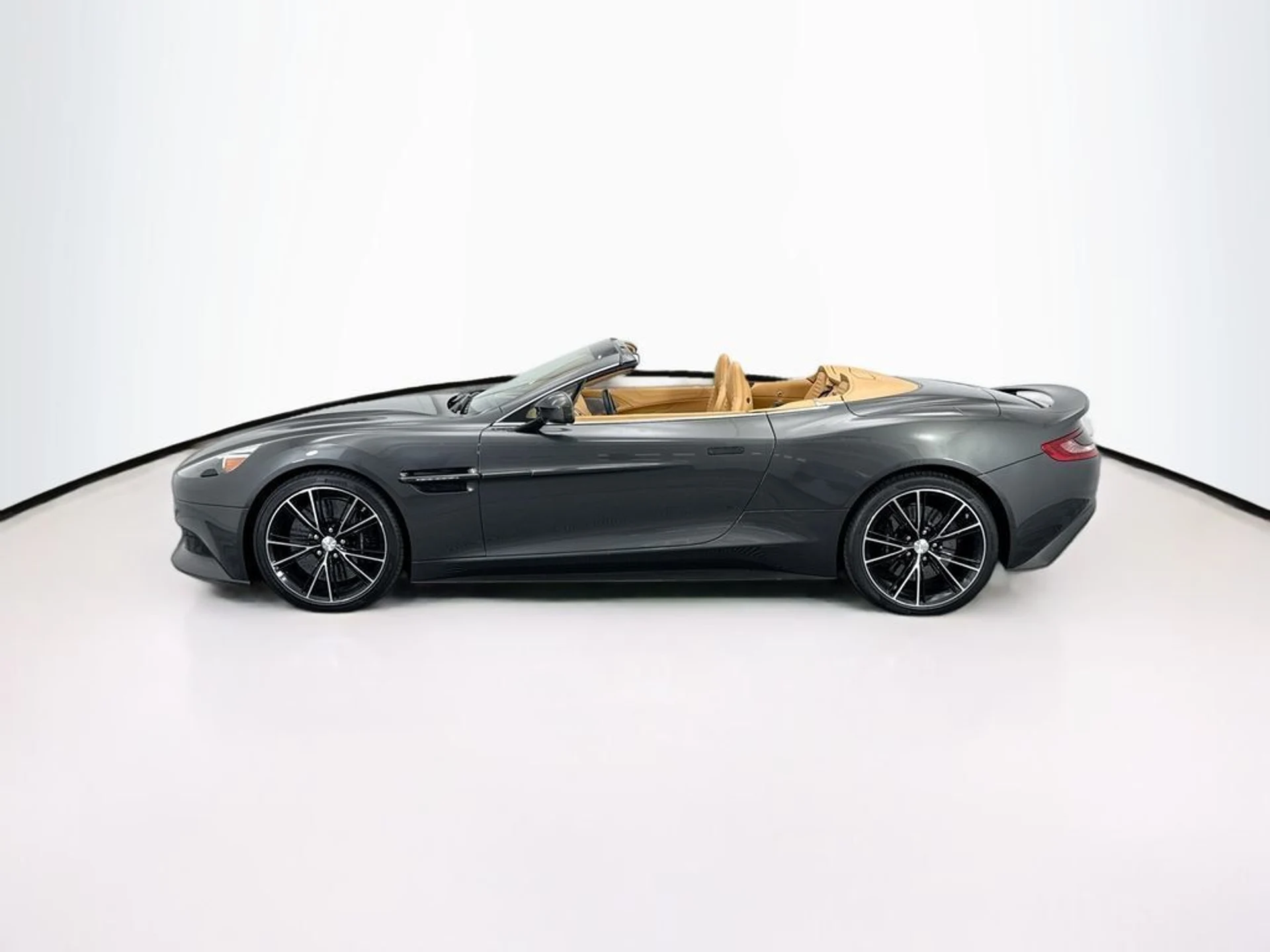 mph007_944142756_used_2014_aston_martin_vanquish_2drvolante_8119_22995957_8_1024_08408d0bf3