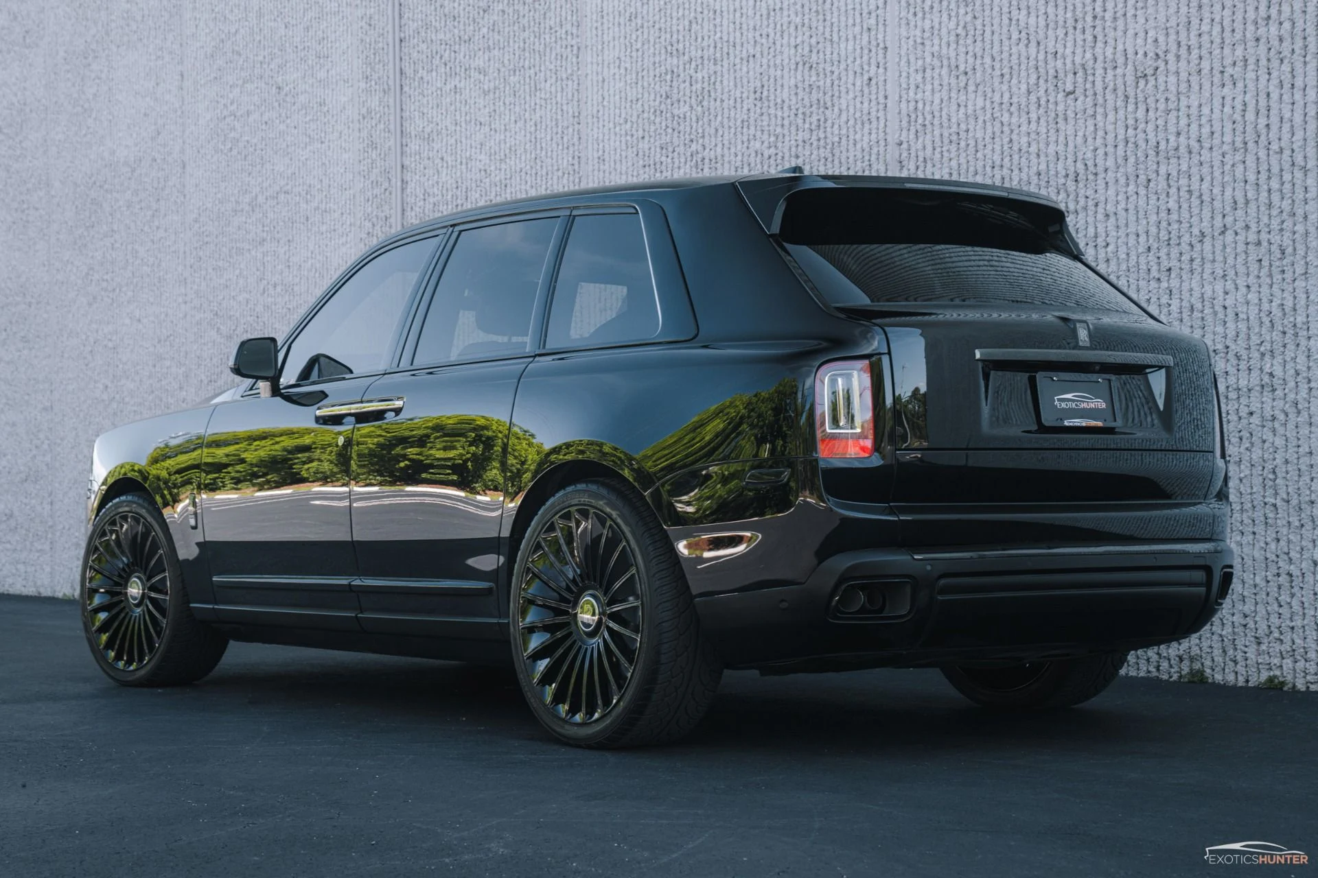 mph008_1007565177_Used_2020_Rolls_Royce_Black_Badge_Cullinan_w_Starlight_Rear_Picnic_Seating_on_Forged_Wheels_1756241071_8268651dbd