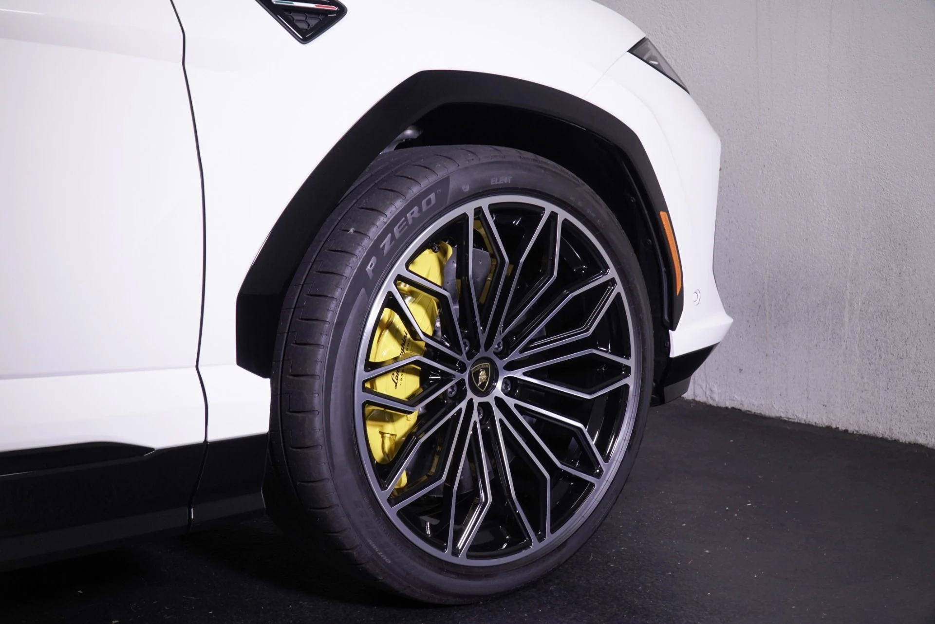 mph008_1016053559_New_2025_Lamborghini_Urus_SE_1760546686_4d8c476063