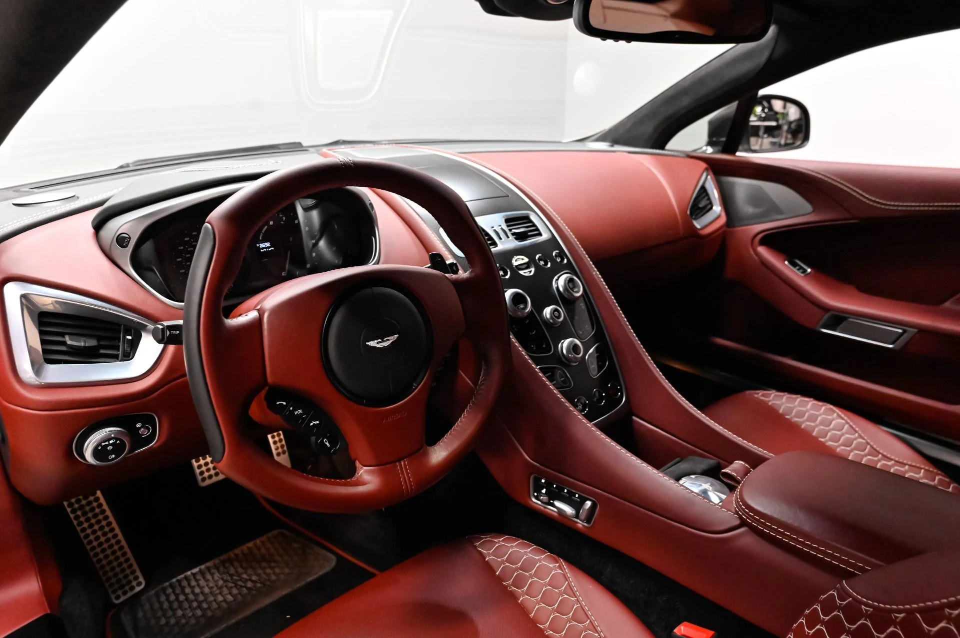 mph008_1017423527_Used_2014_Aston_Martin_Vanquish_V12_1793299602_e6c52ed18e