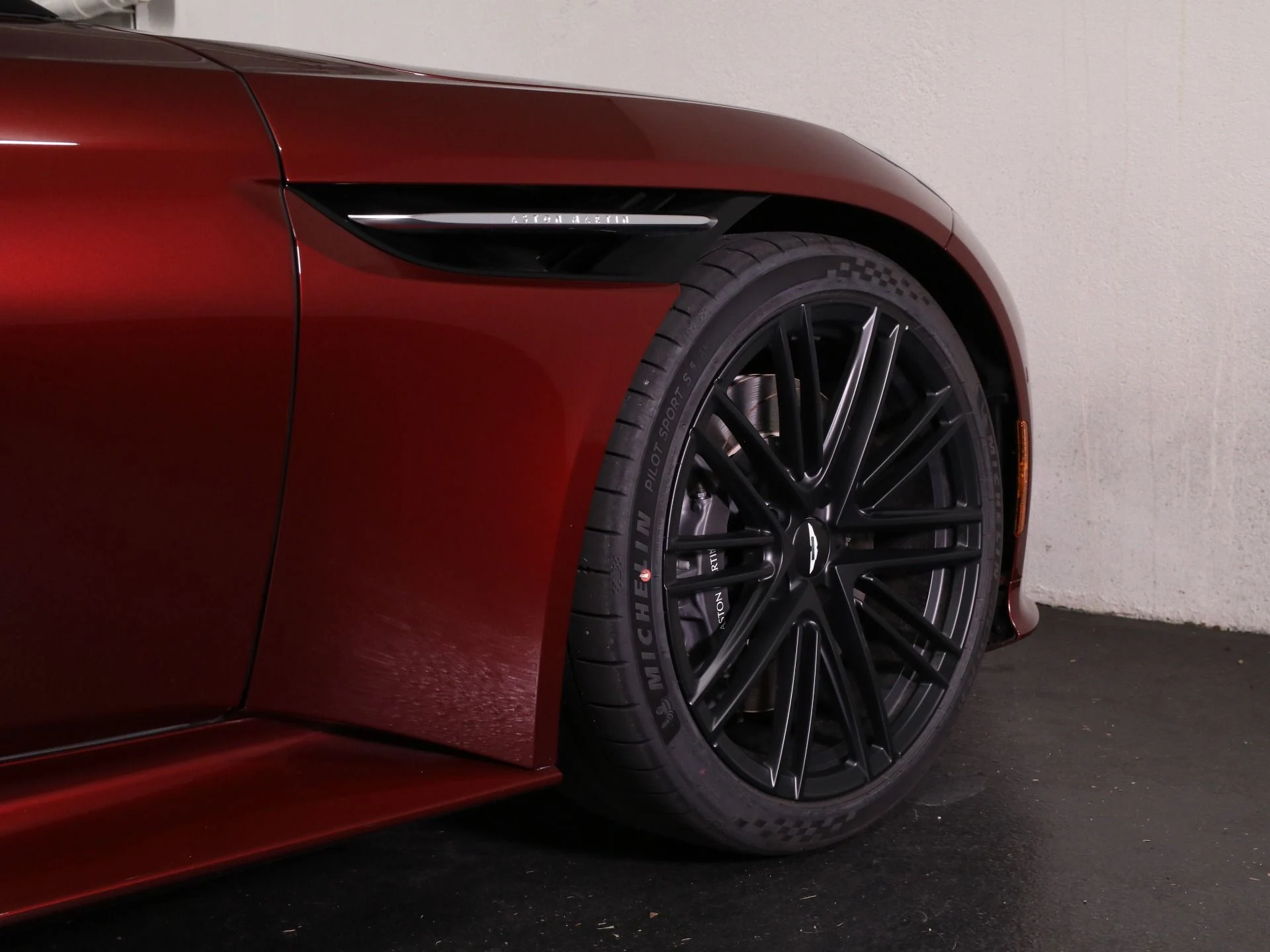 mph008_1021648022_New_2025_Aston_Martin_DB_12_1746122881_e3e0e83cb3