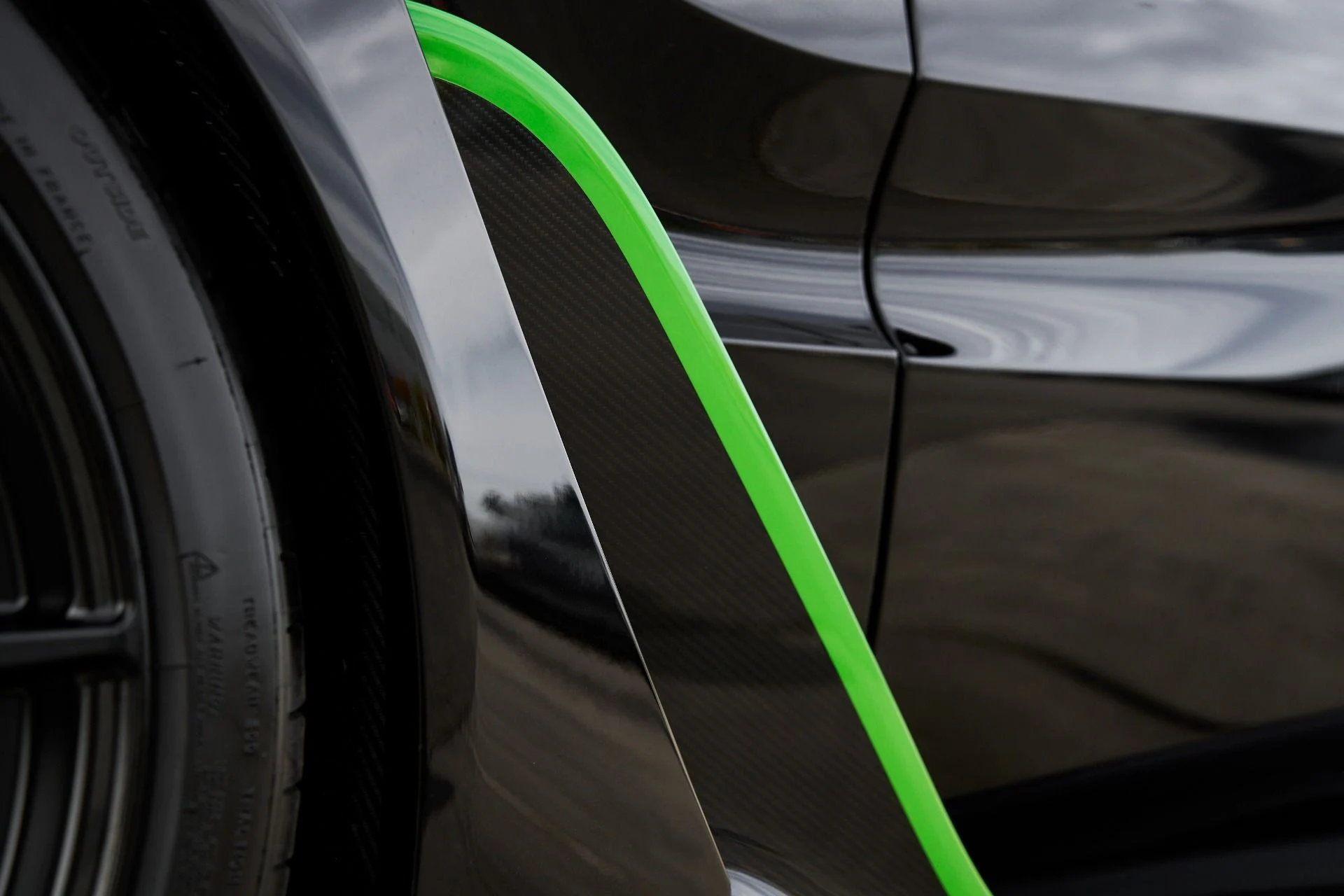 mph008_1027402956_Used_2023_Aston_Martin_Vantage_Base_1762913663_780f1eb082