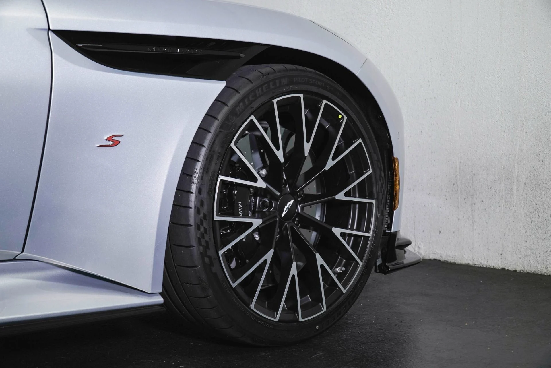 mph008_1031319142_New_2026_Aston_Martin_DB_12_1789417407_f39d616655