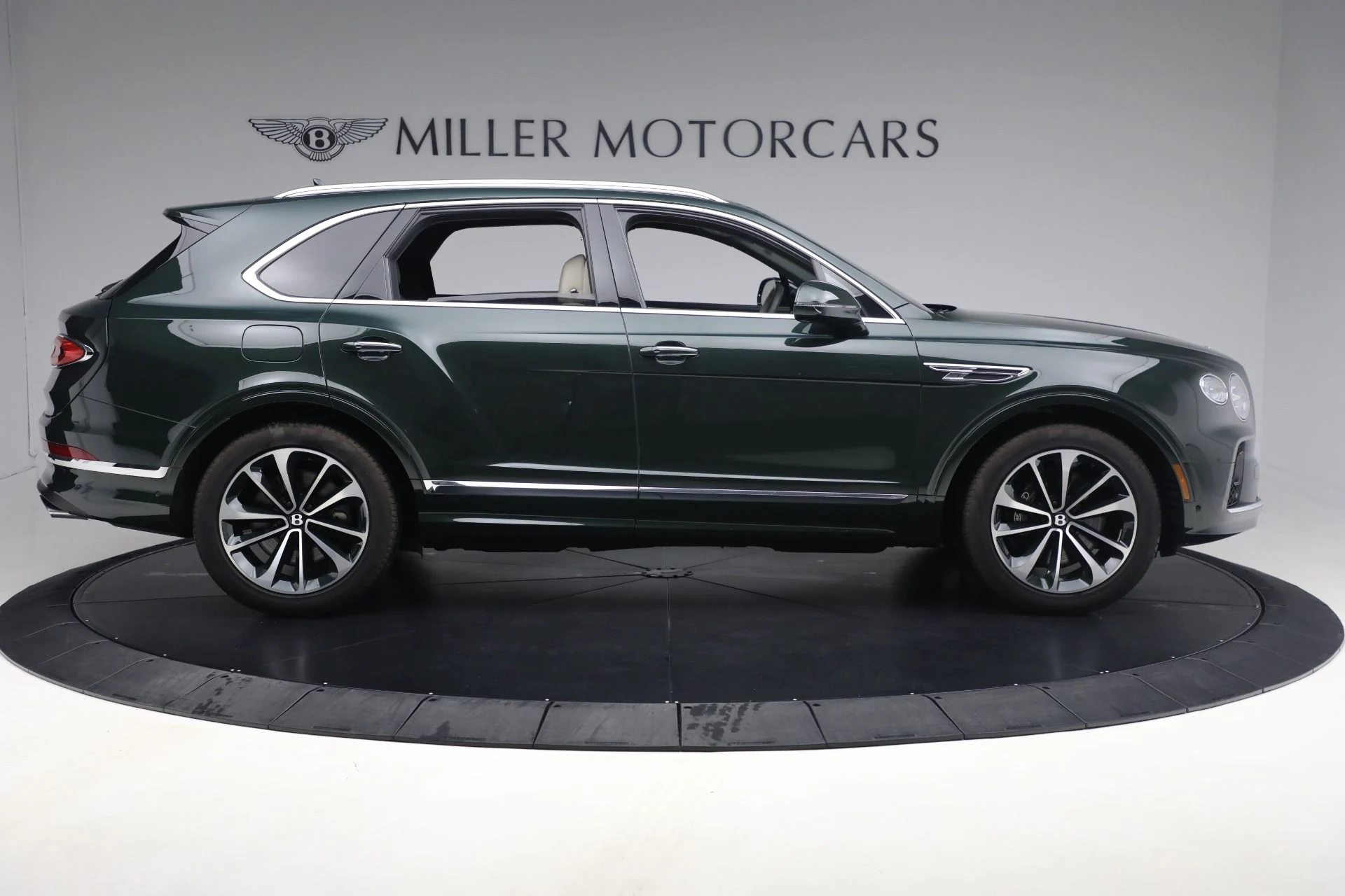mph008_1045354297_New_2023_Bentley_Bentayga_V8_bd7a43627a