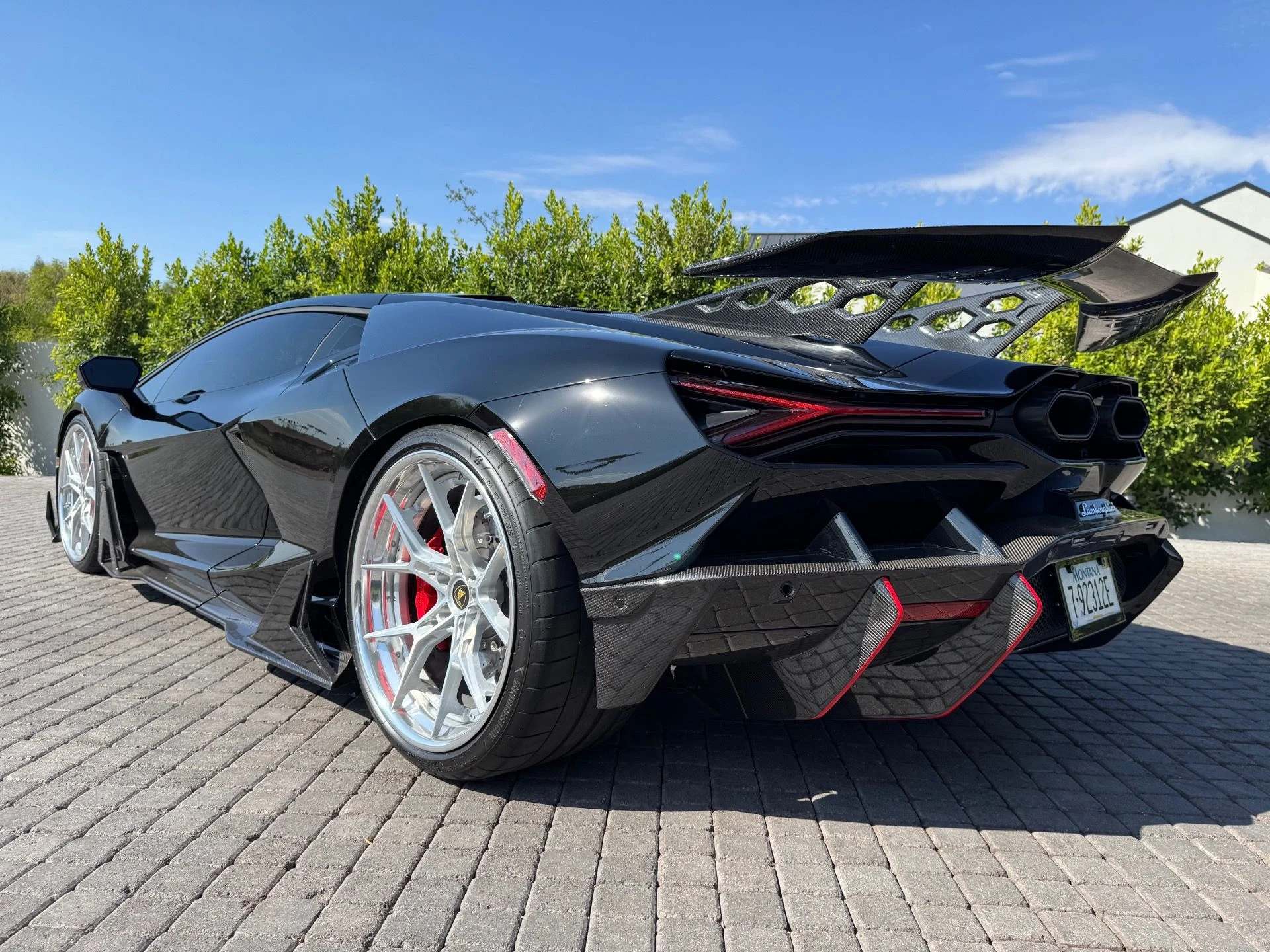 mph008_1047655608_Used_2024_Lamborghini_Revuelto_1760653407_8087bd6b66