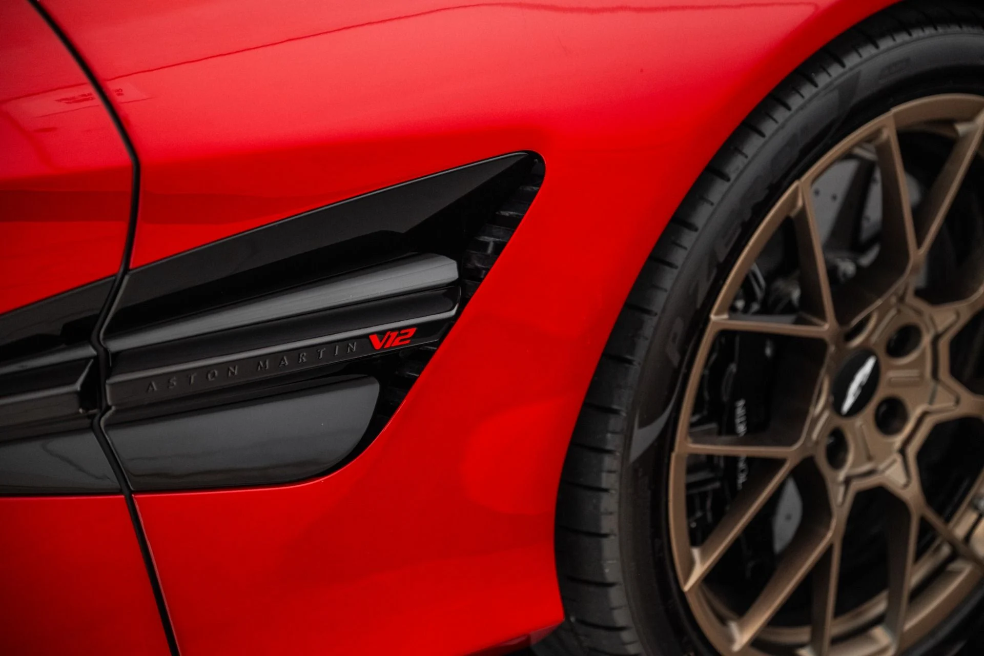 mph008_107599440_Used_2025_Aston_Martin_Vanquish_1751746222_2b3c2acd09