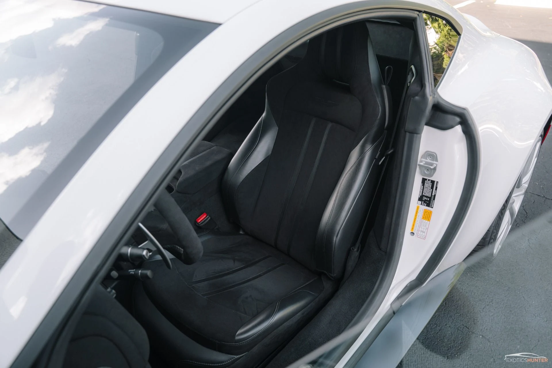 mph008_1089991098_Used_2020_Aston_Martin_Vantage_1756168646_4e3a6b7951
