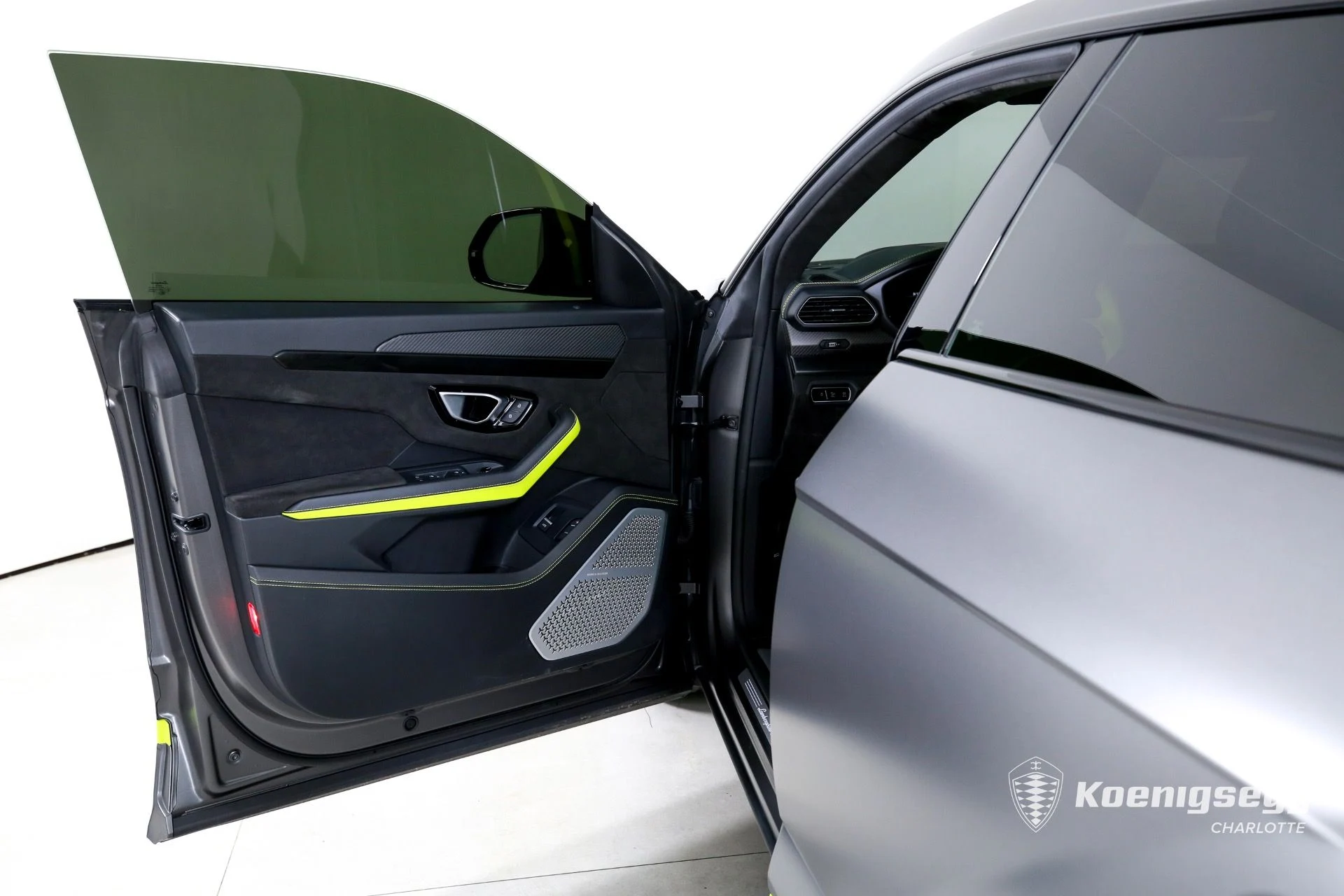 mph008_1113571070_Used_2022_Lamborghini_Urus_GRAPHITE_CAPSULE_1761055774_2cfa63d403
