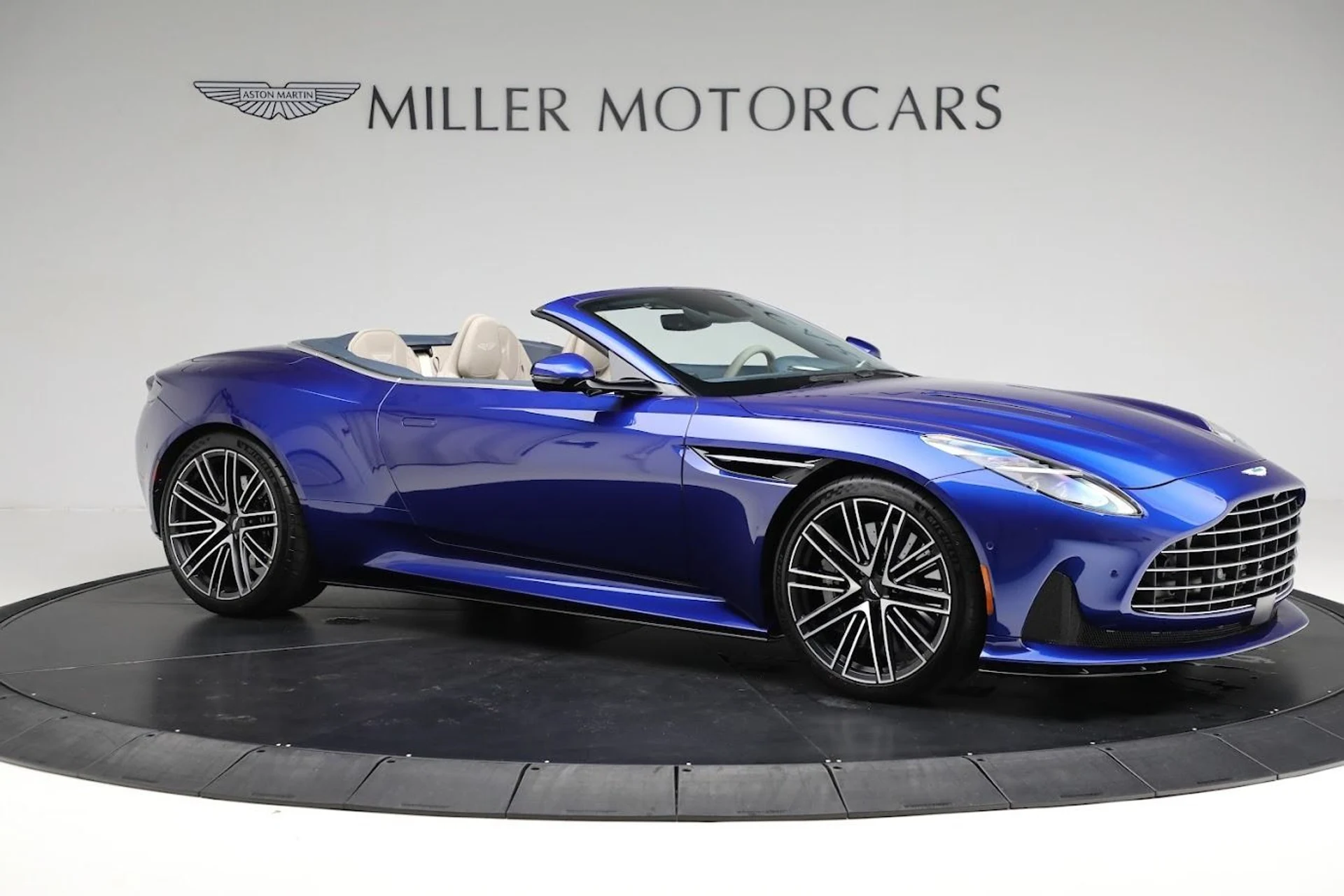 mph008_1117497633_Used_2024_Aston_Martin_DB_12_Volante_5a6f56c5ec
