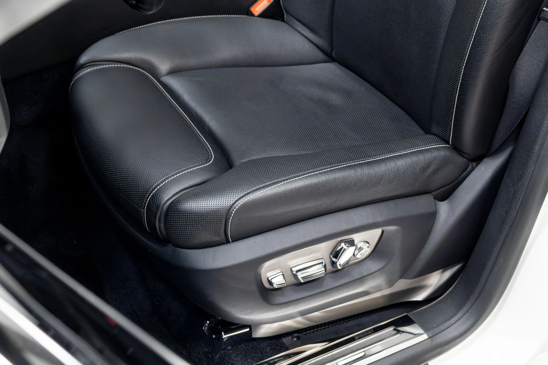 mph008_1119754795_Used_2016_Rolls_Royce_Ghost_1775019332_9b6aaa0c86