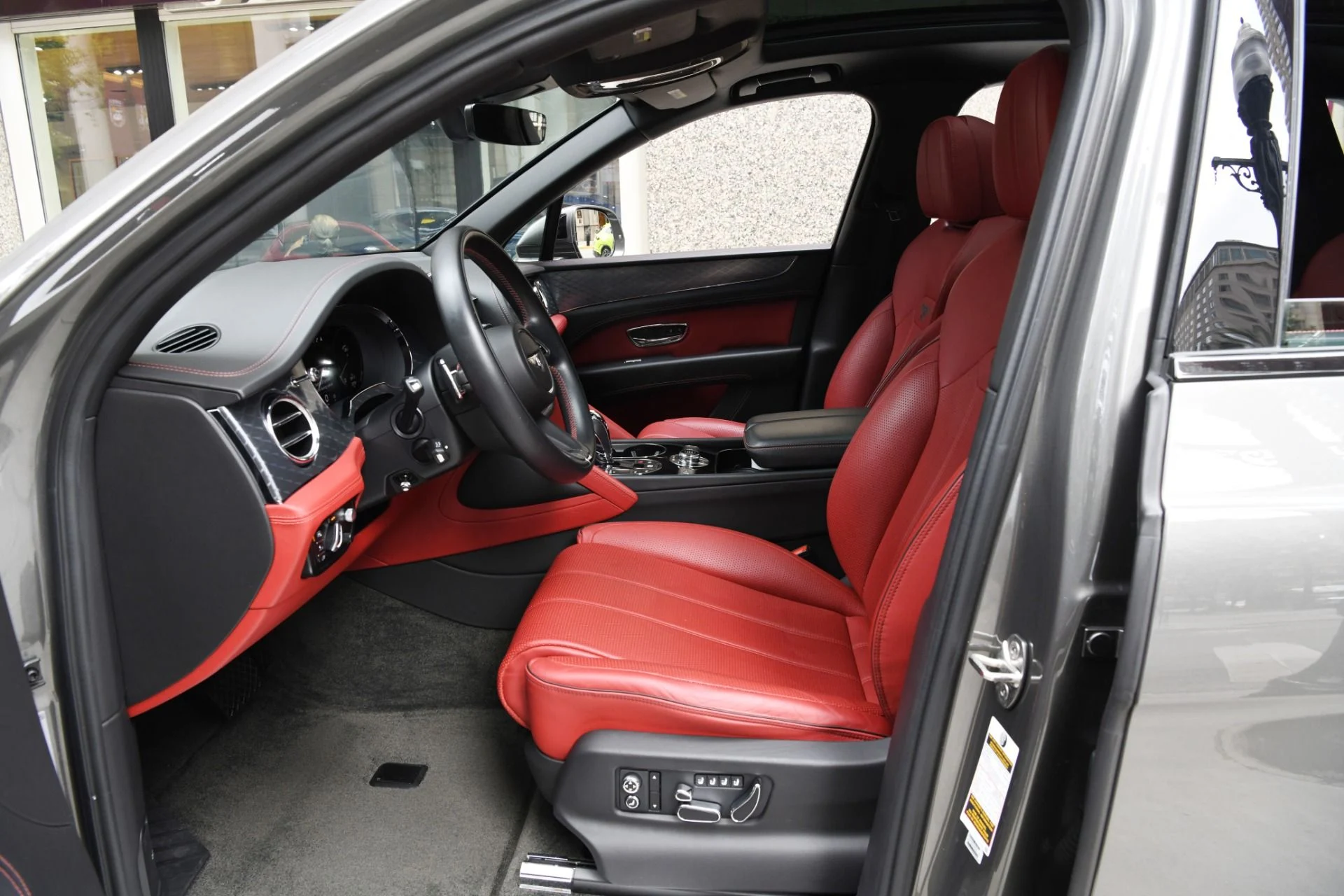 mph008_1125191573_Used_2021_Bentley_Bentayga_V8_1761946591_0420aebf53