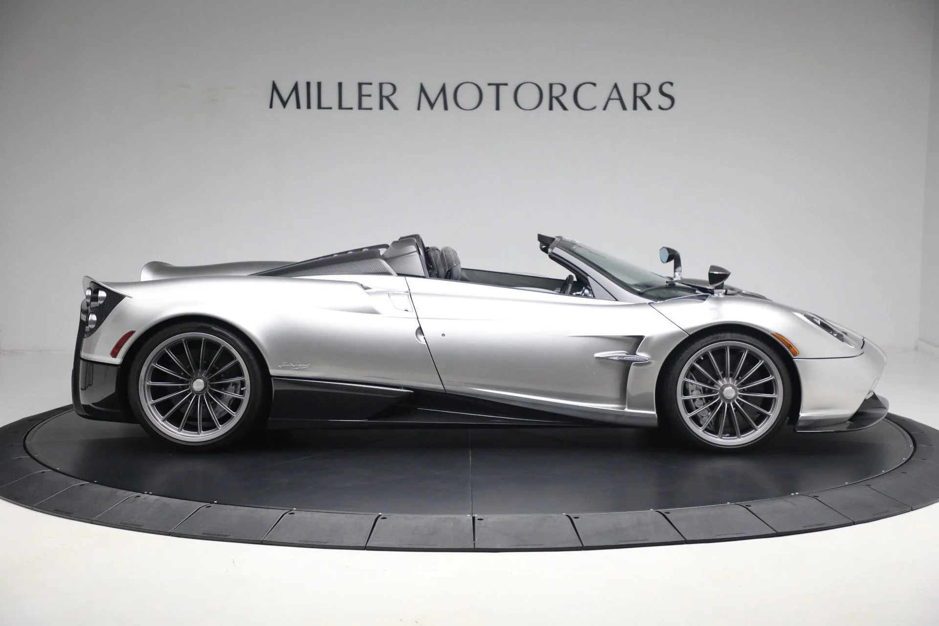 mph008_1125919599_Used_2017_Pagani_Huayra_Roadster_1769208152_57d45c852c