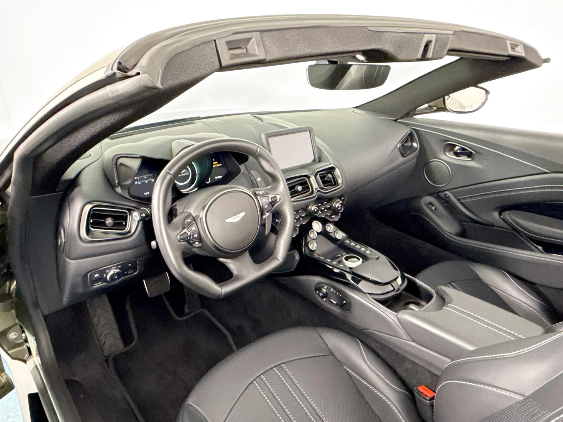 mph008_1137587996_Used_2023_Aston_Martin_Vantage_V8_1783445532_14bfe5182b