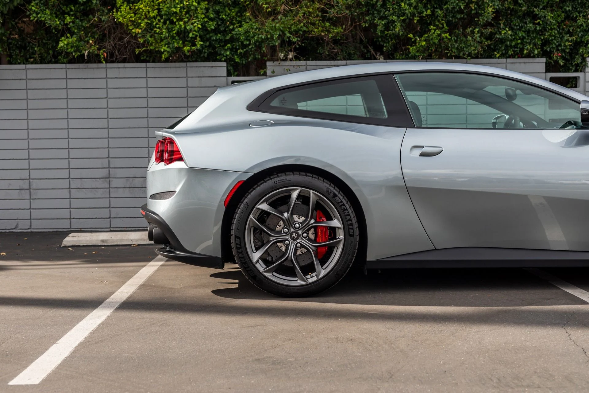 mph008_116901307_Used_2018_Ferrari_GTC_4_Lusso_T_1701305202_b632f68b9a