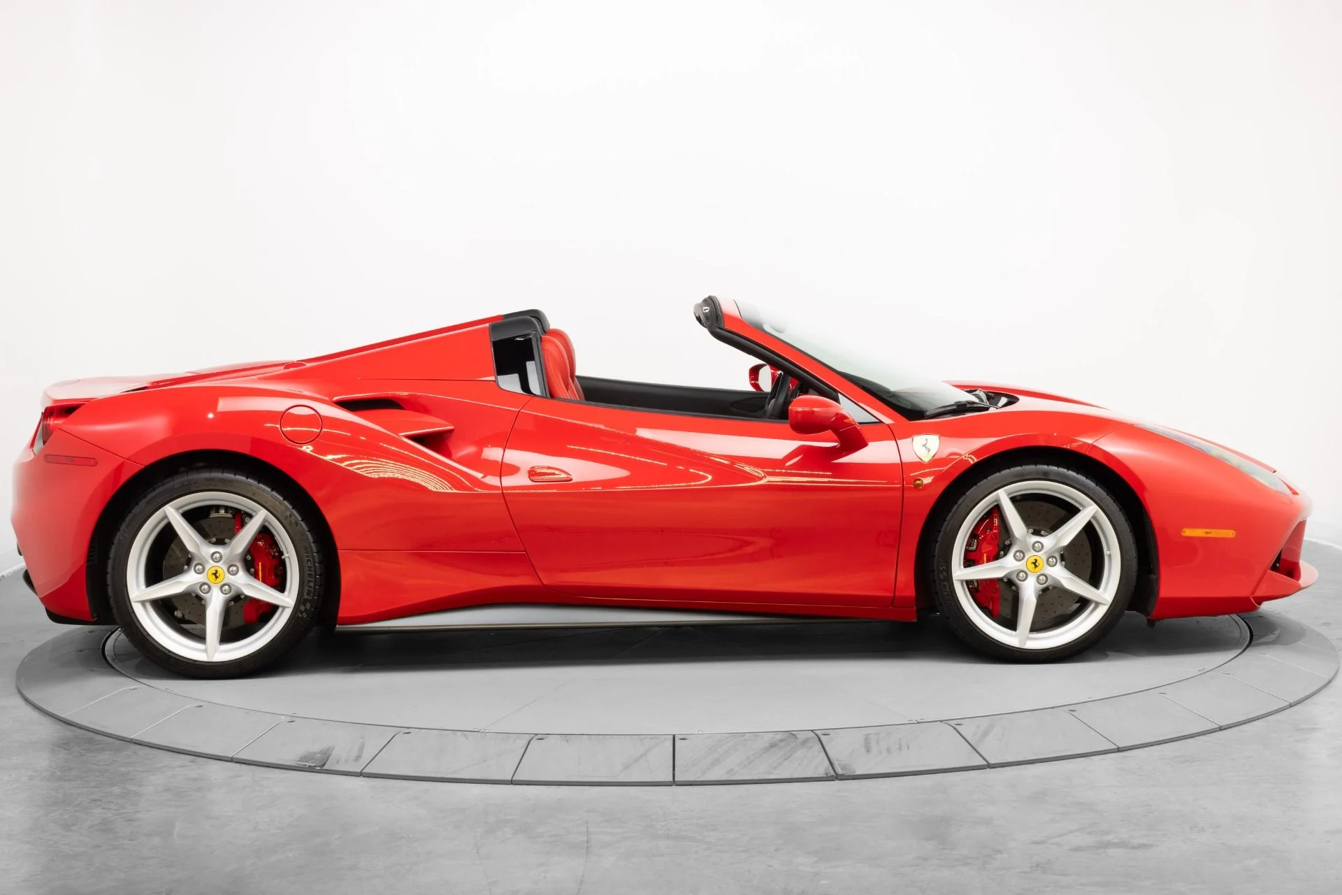 mph008_1170701188_Used_2017_Ferrari_488_Spider_1782928038_c4fe0606ef