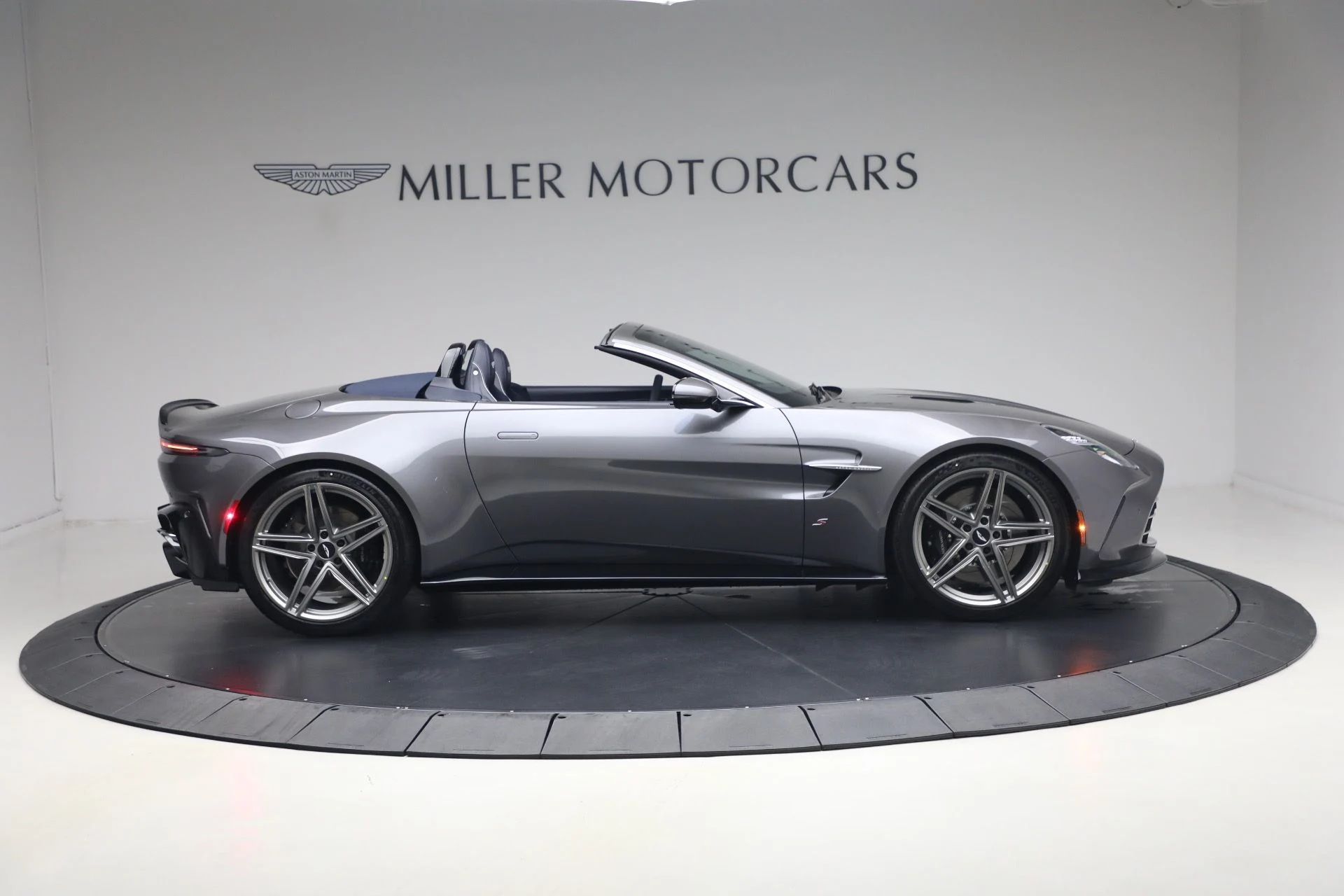 mph008_1207091399_New_2026_Aston_Martin_Vantage_S_Roadster_1786132821_f100bbe090