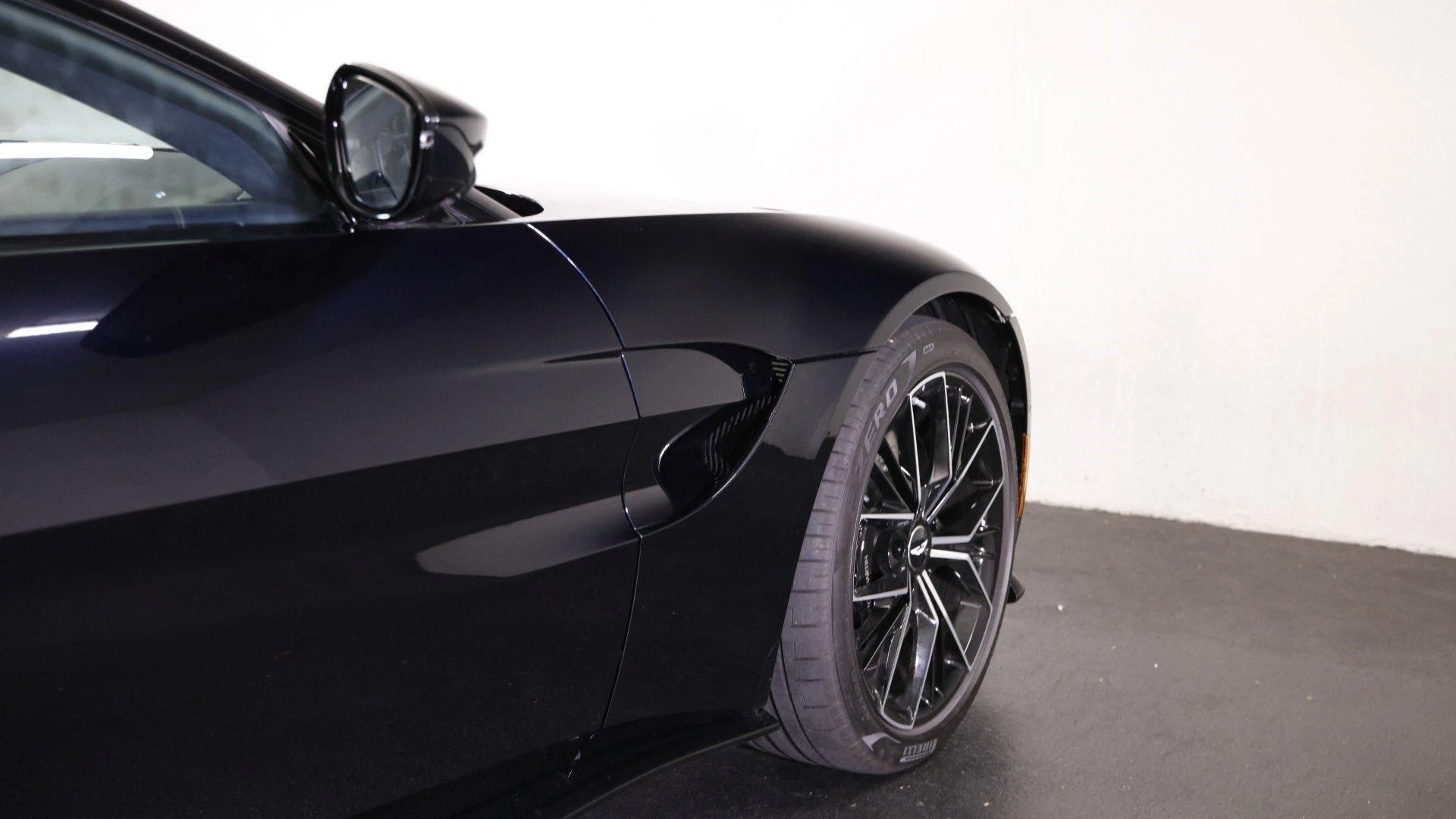 mph008_1215244953_Used_2023_Aston_Martin_Vantage_1698838097_40a6475eed