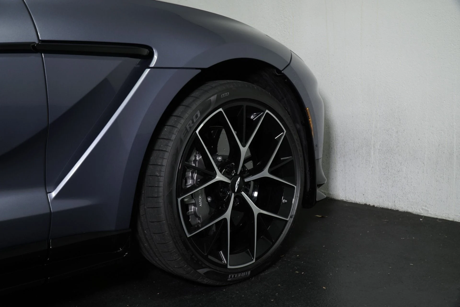 mph008_1240936056_New_2026_Aston_Martin_DBX_707_1765563110_e5322e6478