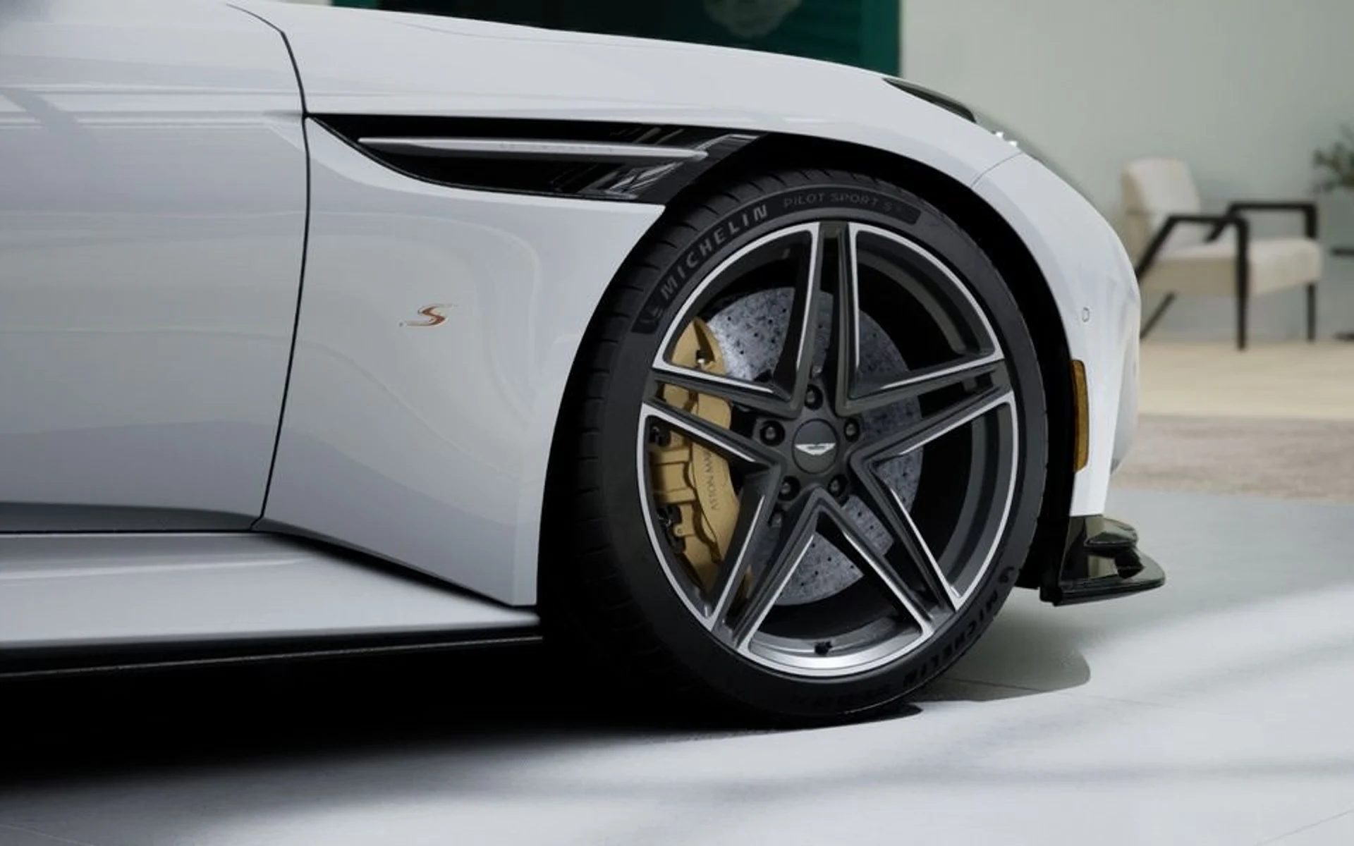 mph008_1259550507_New_2027_Aston_Martin_DB_12_S_Volante_In_Transit_93f6009d48