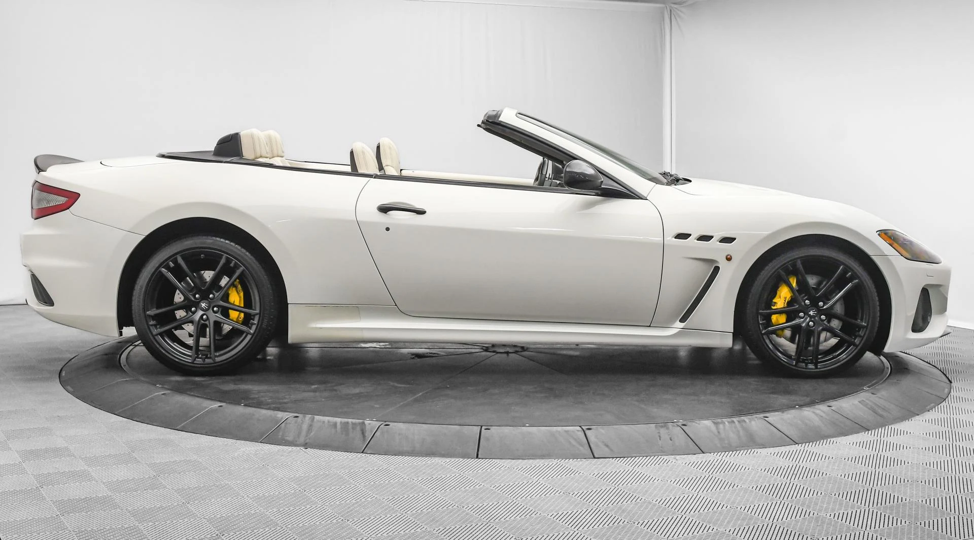 mph008_1328061526_Used_2018_Maserati_Gran_Turismo_Convertible_MC_1755159333_3be1ced406