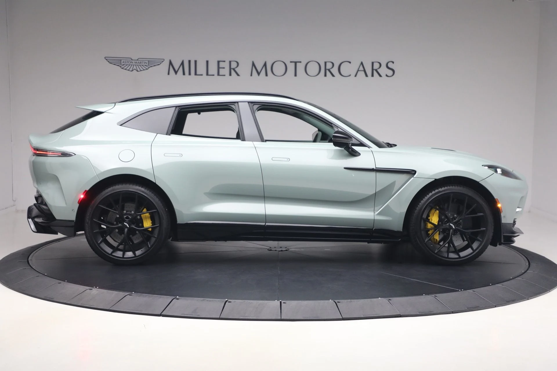 mph008_132810038_Used_2025_Aston_Martin_DBX_707_1782571063_2ea9d2308d