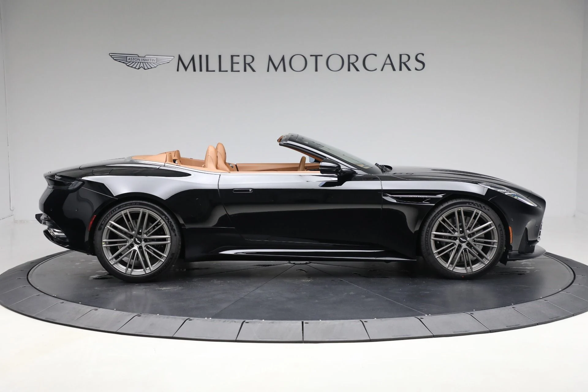 mph008_1335963838_New_2025_Aston_Martin_DB_12_Volante_89c6e9f5c5