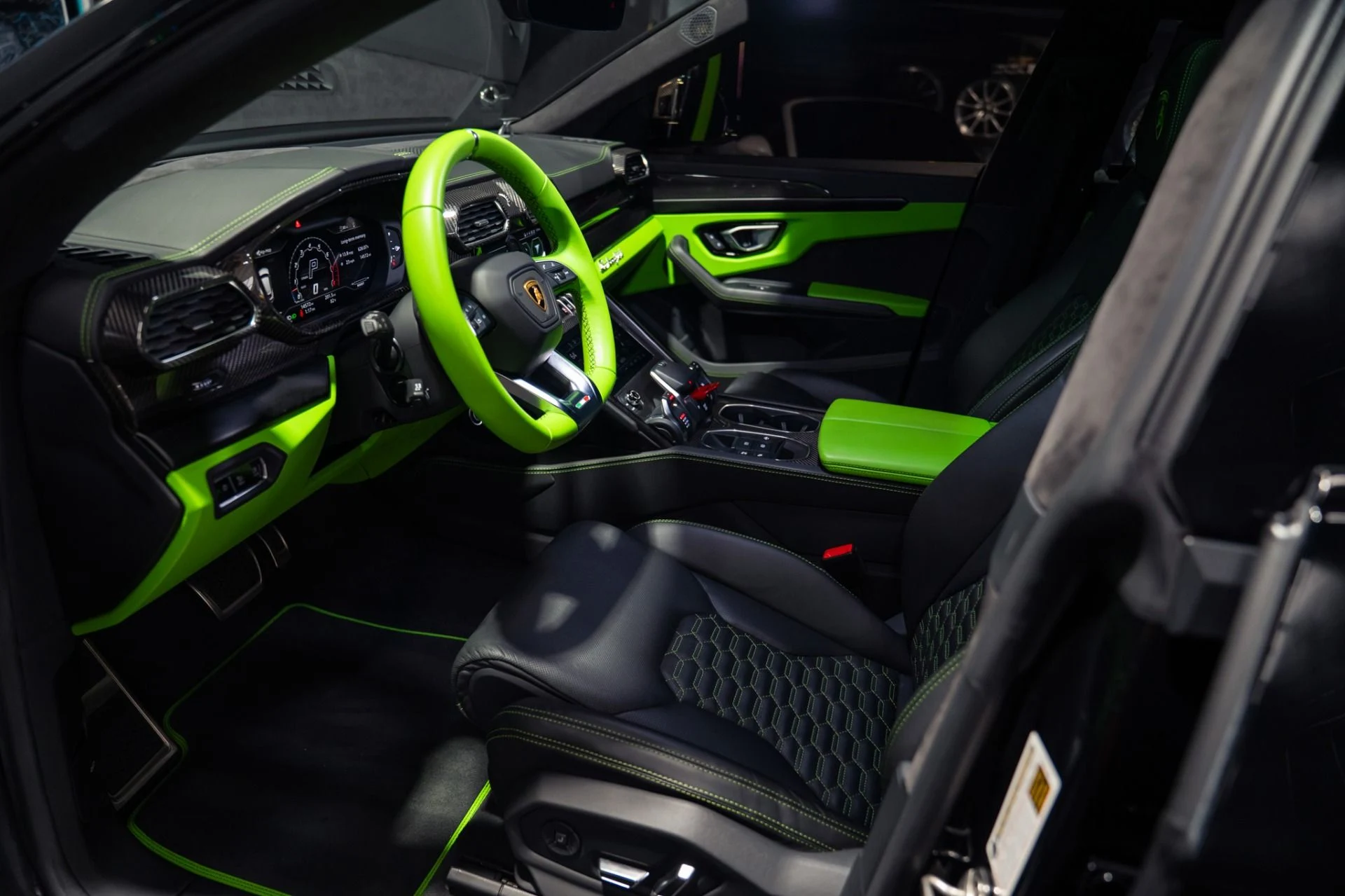 mph008_1340540530_Used_2022_Lamborghini_Urus_FULL_CARBON_EXTERIOR_MASSIVE_MSRP_1786214516_95e27087f2