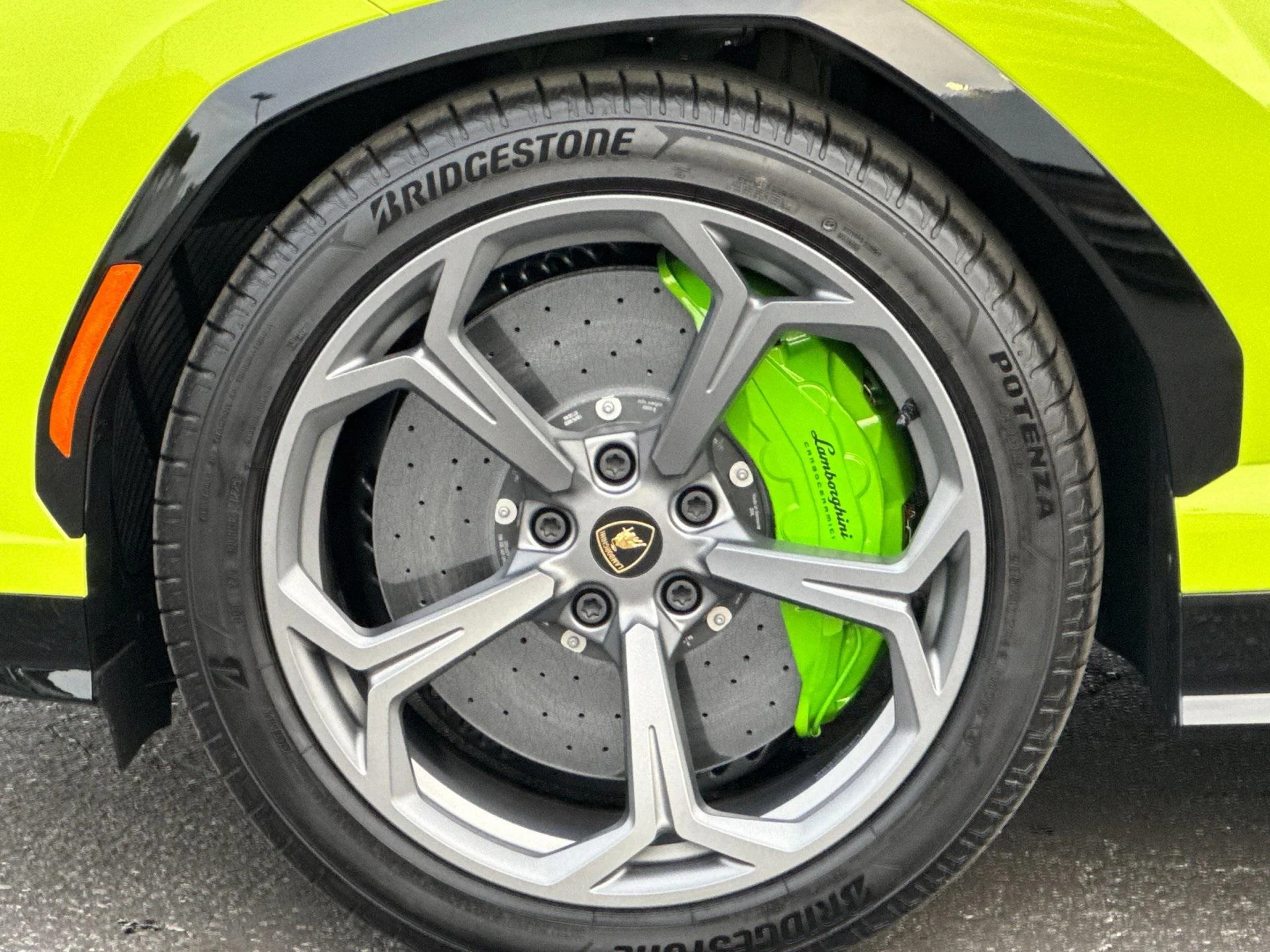 mph008_1342493665_New_2025_Lamborghini_Urus_SE_1770805145_4cf09e2b46