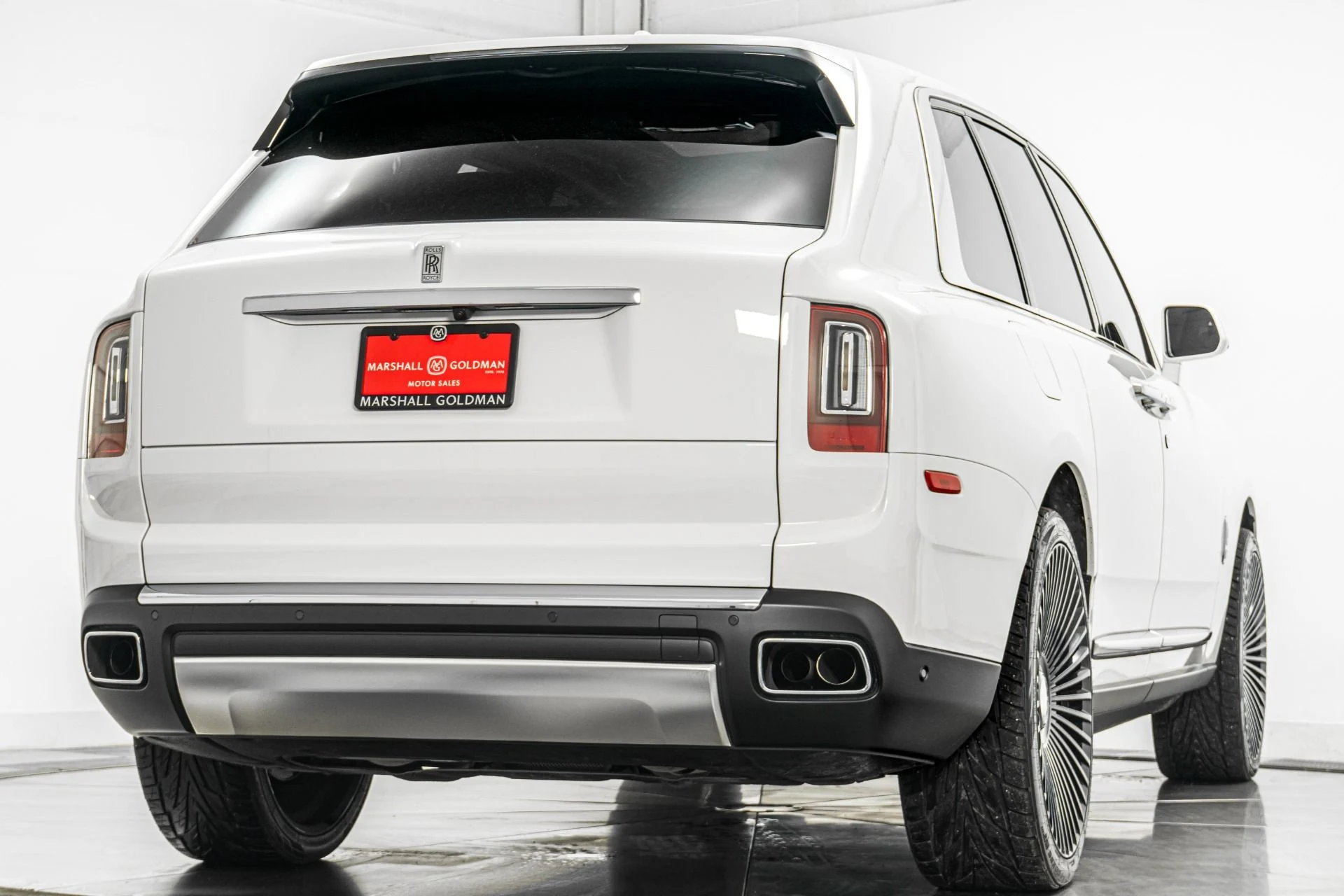 mph008_1354489036_Used_2020_Rolls_Royce_Cullinan_Polished_22_Wheels_Rear_Theatre_Configuration_Rolls_Royce_Bespoke_Audio_1771596522_1e0bd41cee