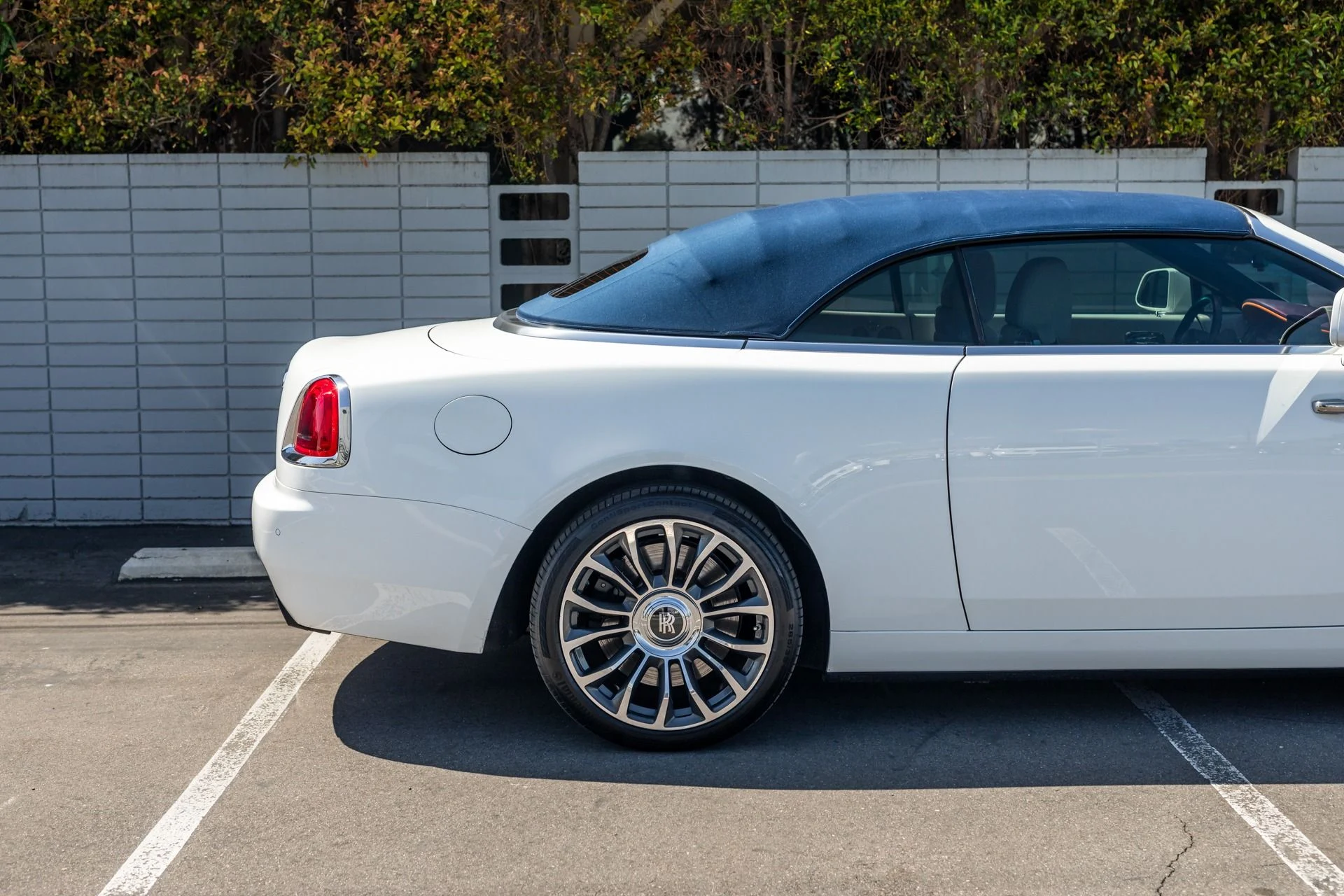 mph008_1370152681_Used_2018_Rolls_Royce_Dawn_1744136043_3a5b0c60f0