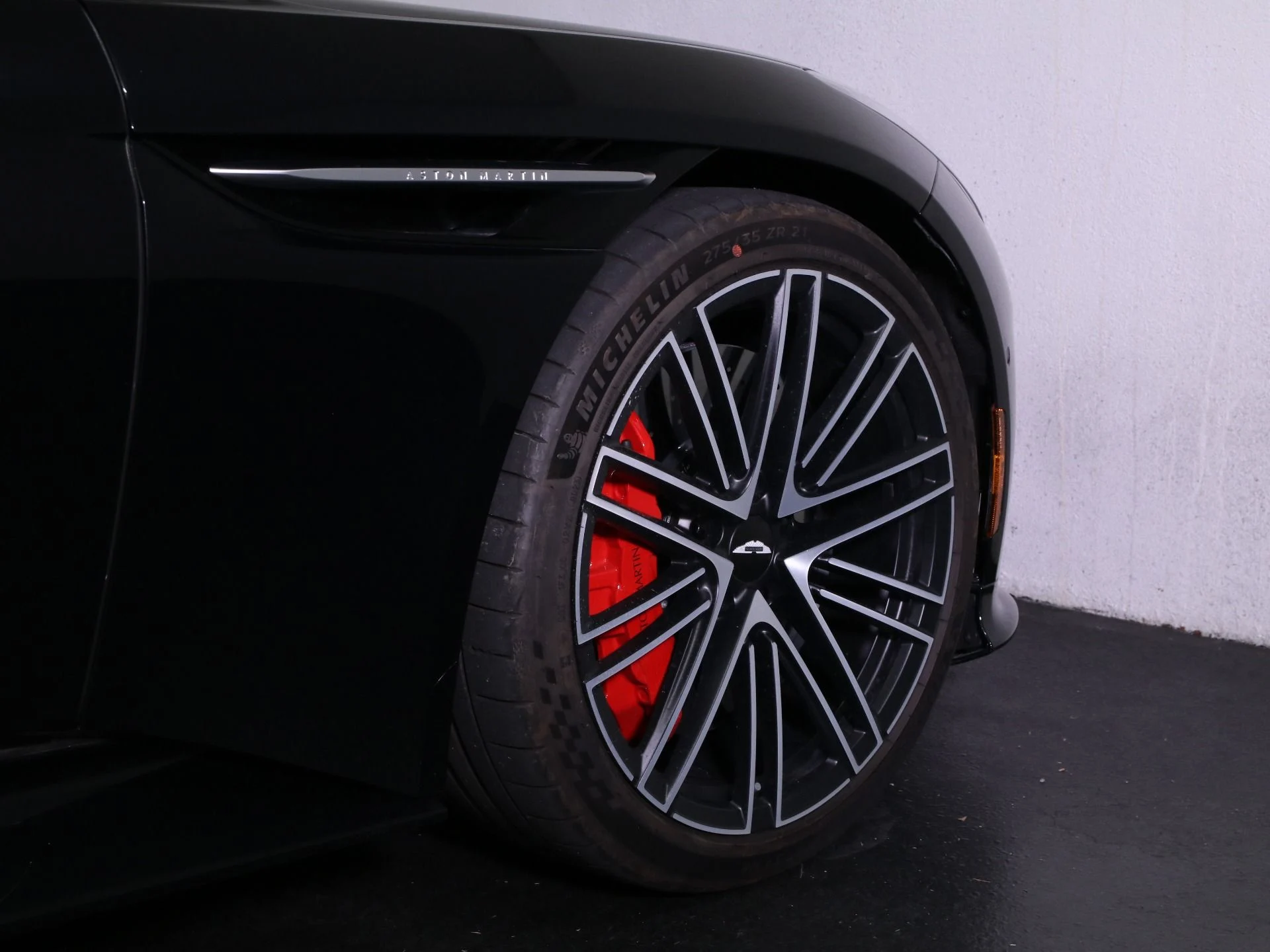 mph008_1371117534_Used_2024_Aston_Martin_DB_12_1758483136_1dbb122719