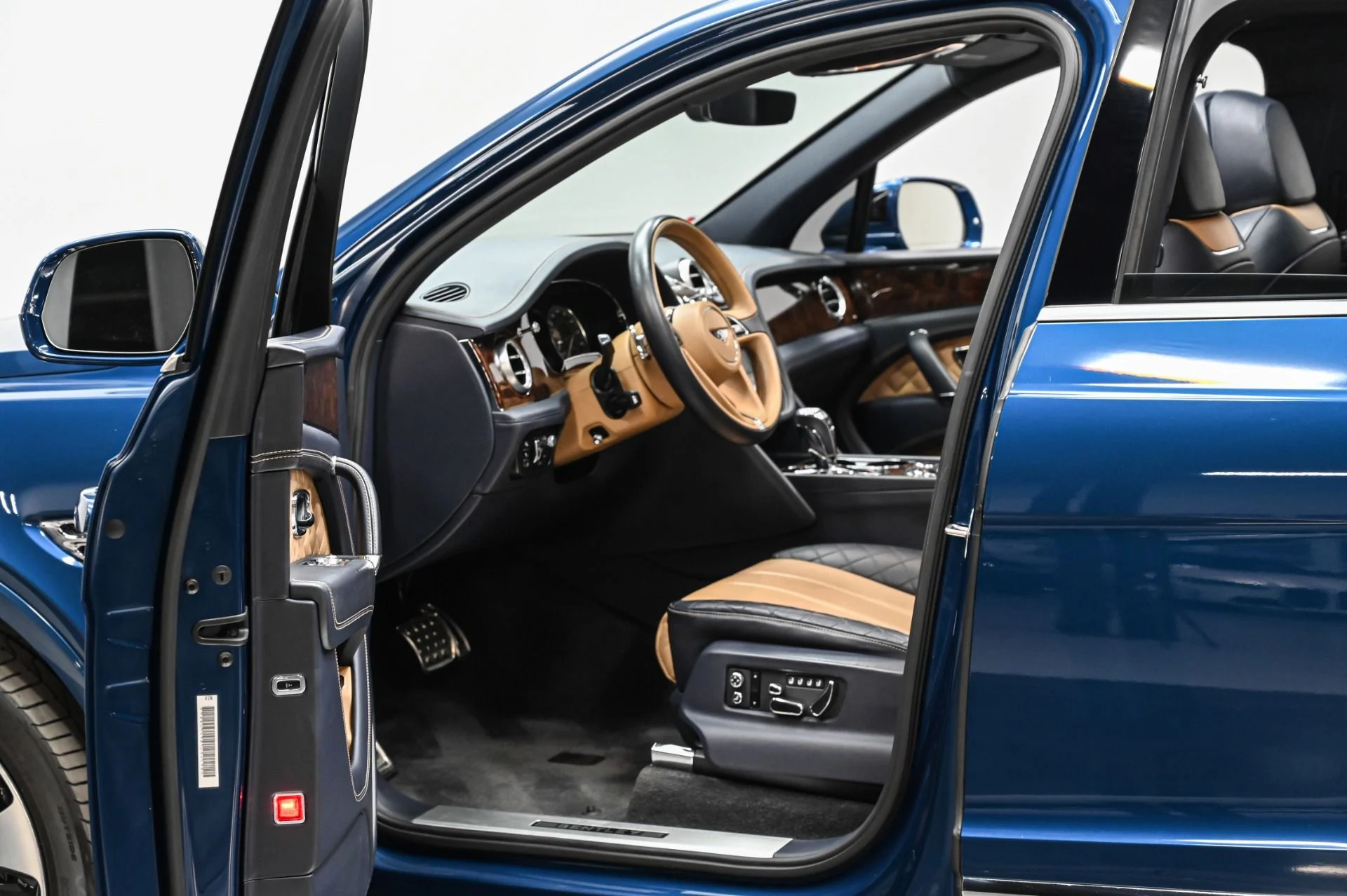 mph008_1372783775_Used_2018_Bentley_Bentayga_W12_1749249665_572dc0d364