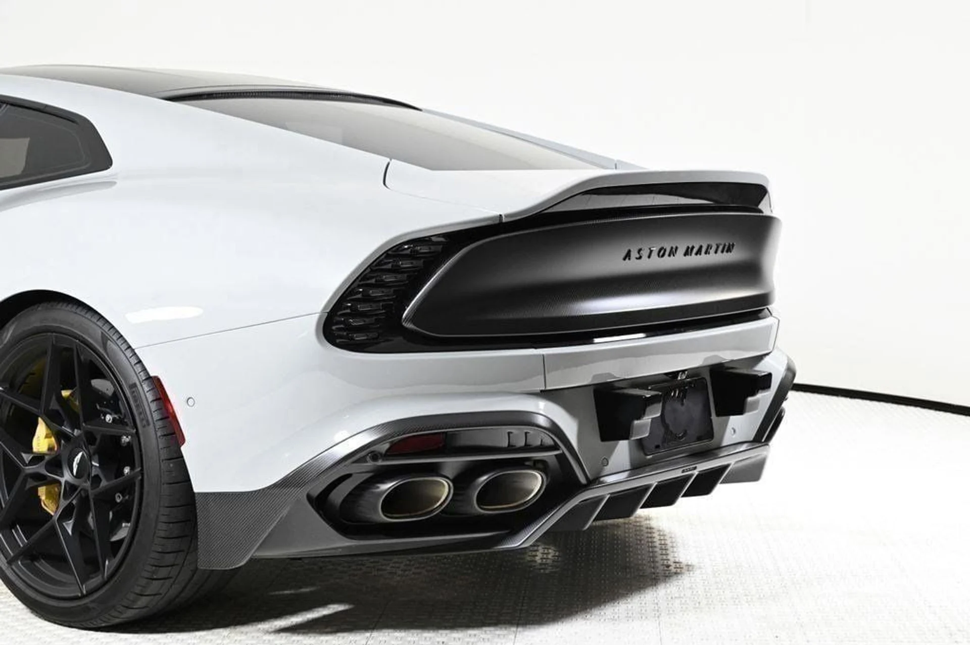 mph008_137619699_used_2025_aston_martin_vanquish_coupe_11350_22829268_8_1024_eab44692ac