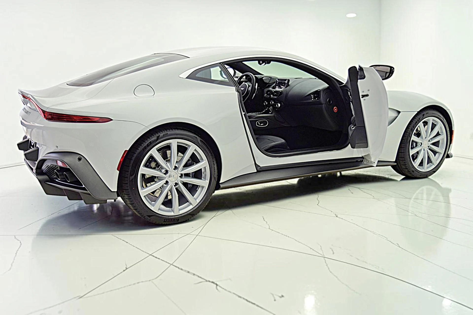 mph008_1390439968_Used_2023_Aston_Martin_Vantage_Coupe_dceaac499e