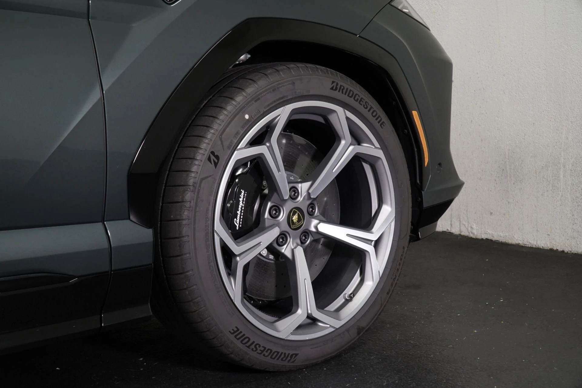 mph008_1409484324_New_2025_Lamborghini_Urus_SE_1760113622_42a1bc8ba3