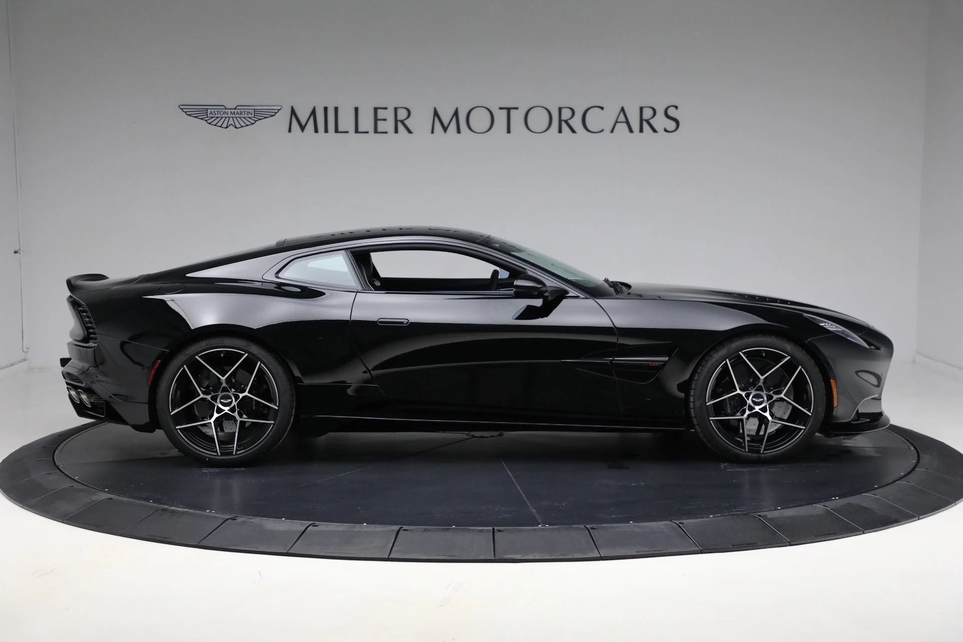 mph008_1411787864_New_2025_Aston_Martin_Vanquish_8c5ed31114