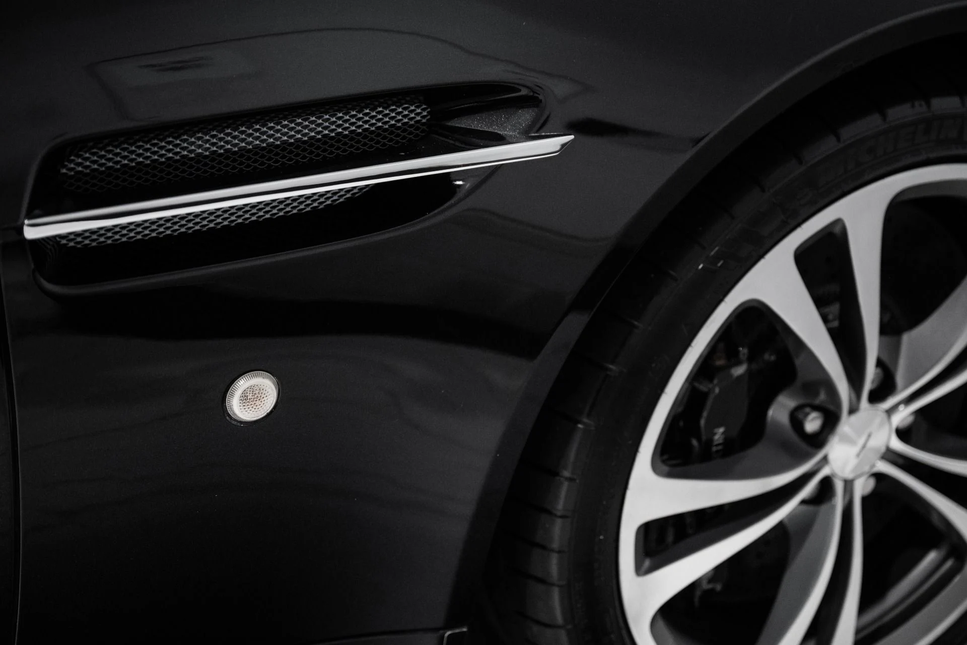 mph008_142944400_Used_2011_Aston_Martin_V12_Vantage_1762183015_ba76f51672