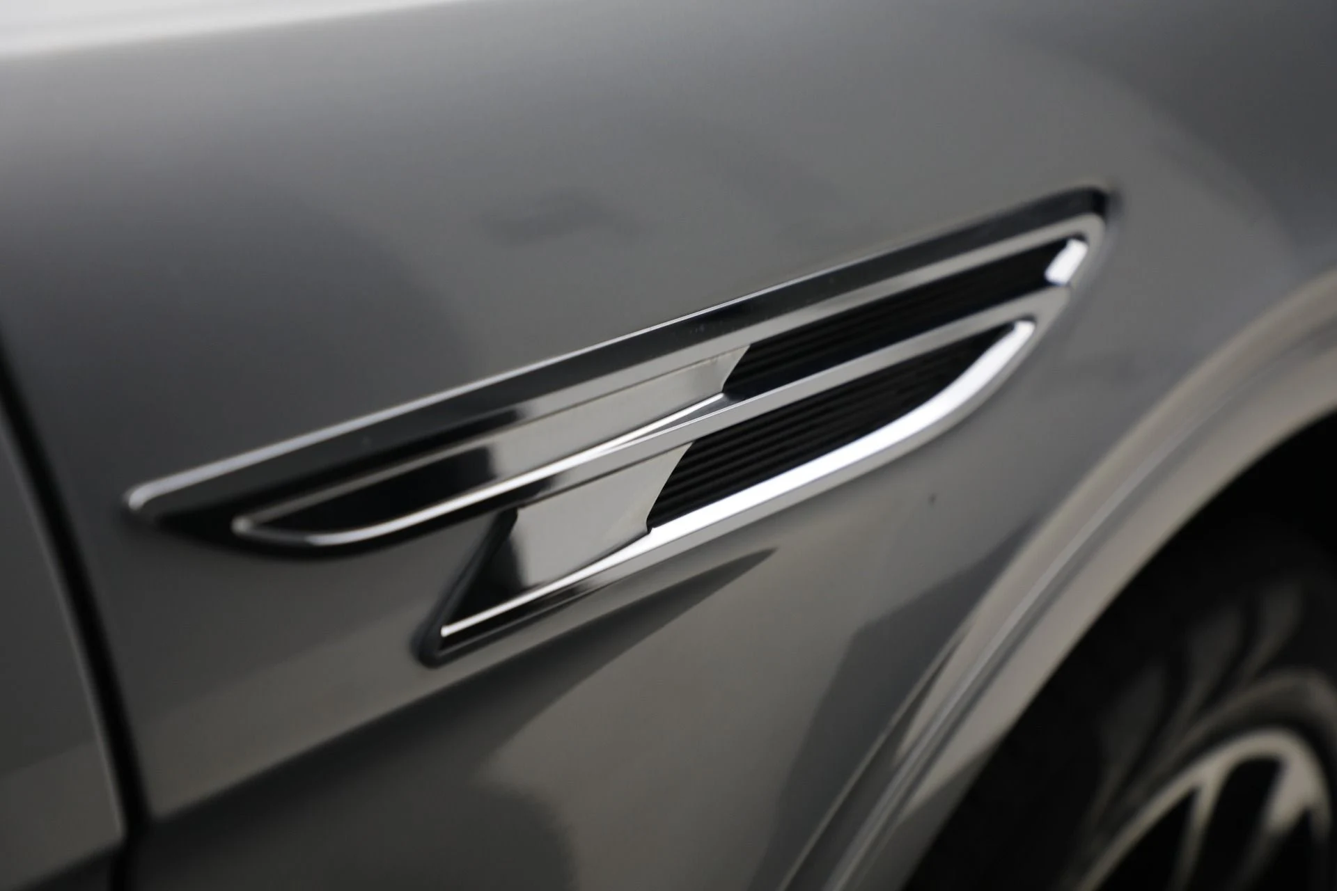 mph008_1440406347_New_2025_Bentley_Bentayga_EWB_V8_7d7b777d7d