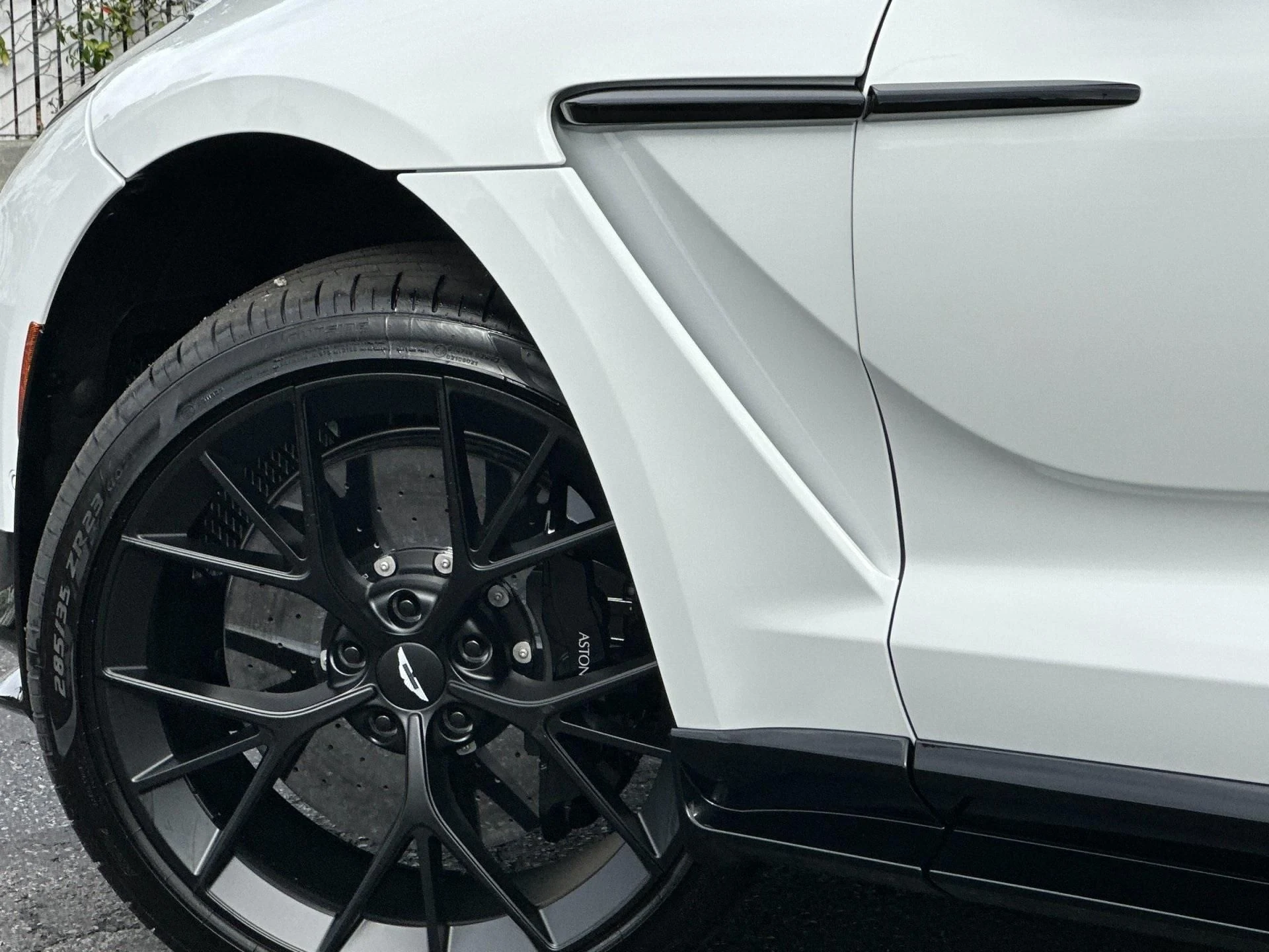 mph008_1496556068_New_2025_Aston_Martin_DBX_707_1759500525_1ee87e6cdf