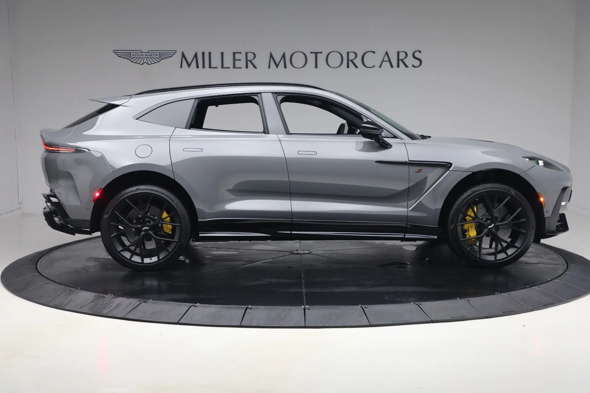 mph008_1524816289_New_2026_Aston_Martin_DBX_S_1787860689_c8a5eee6e1
