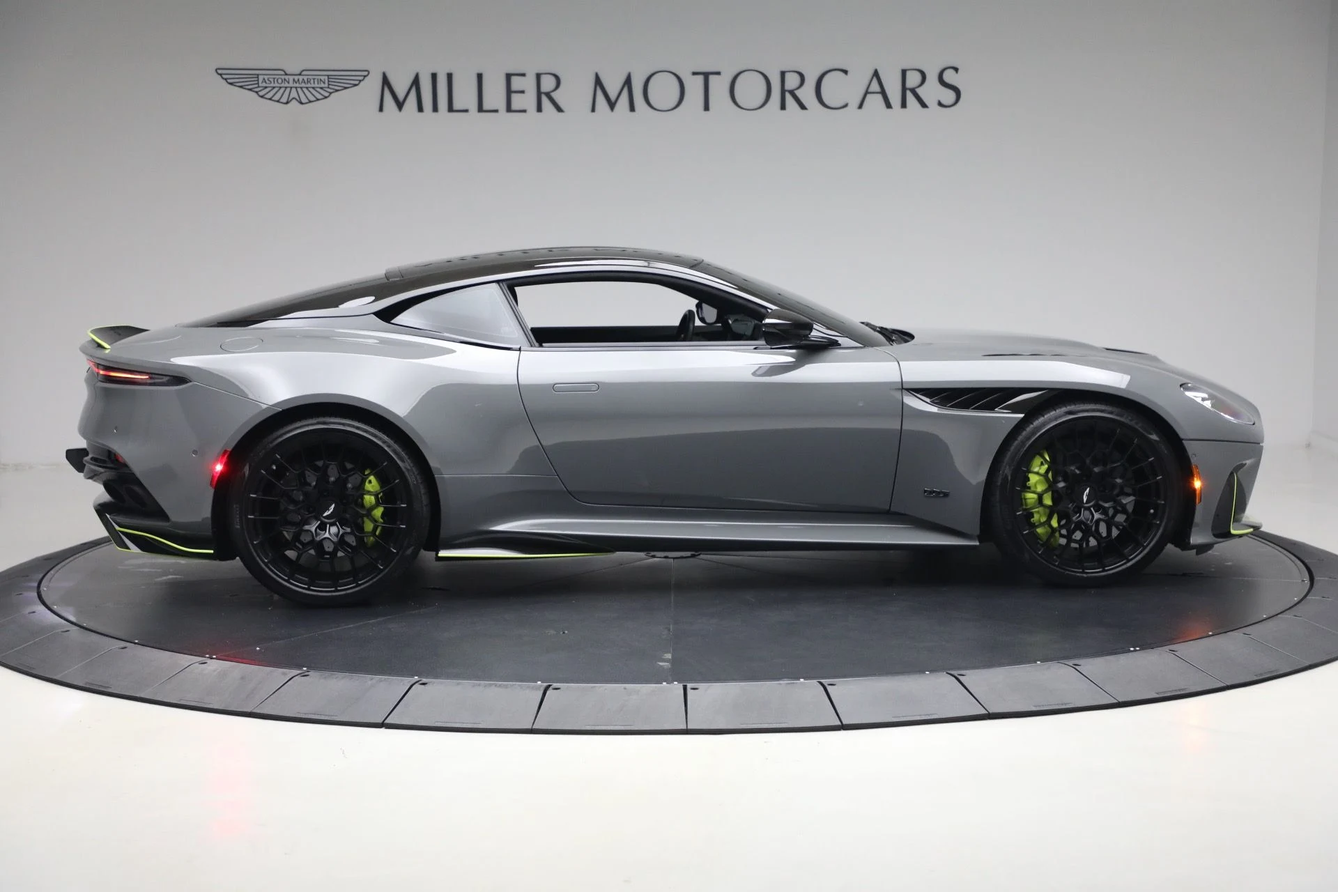 mph008_1554959494_Used_2023_Aston_Martin_DBS_770_Ultimate_1786363396_bc9fd01892