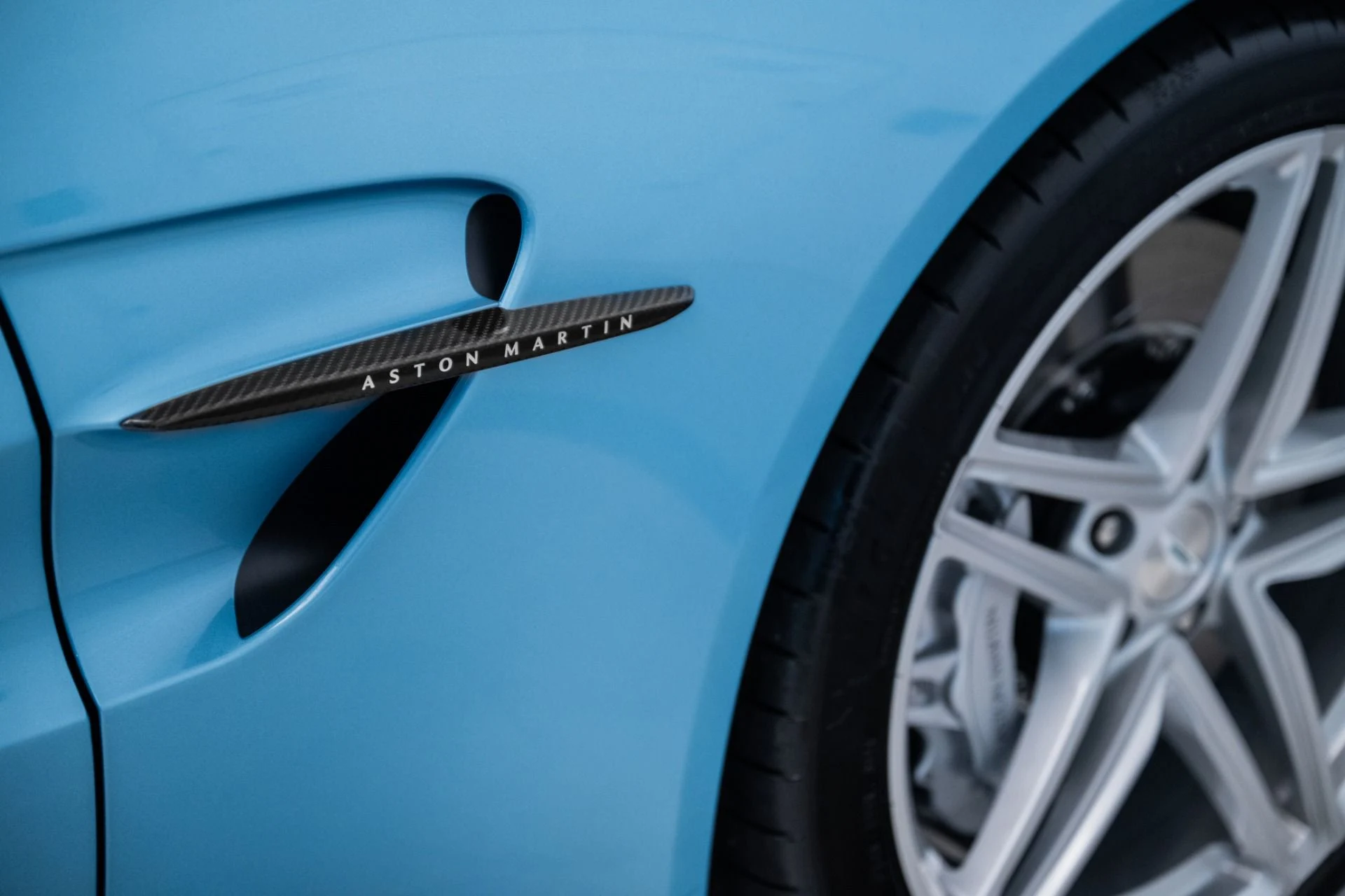 mph008_156648427_Used_2025_Aston_Martin_Vantage_Coupe_1741617065_26318289f8