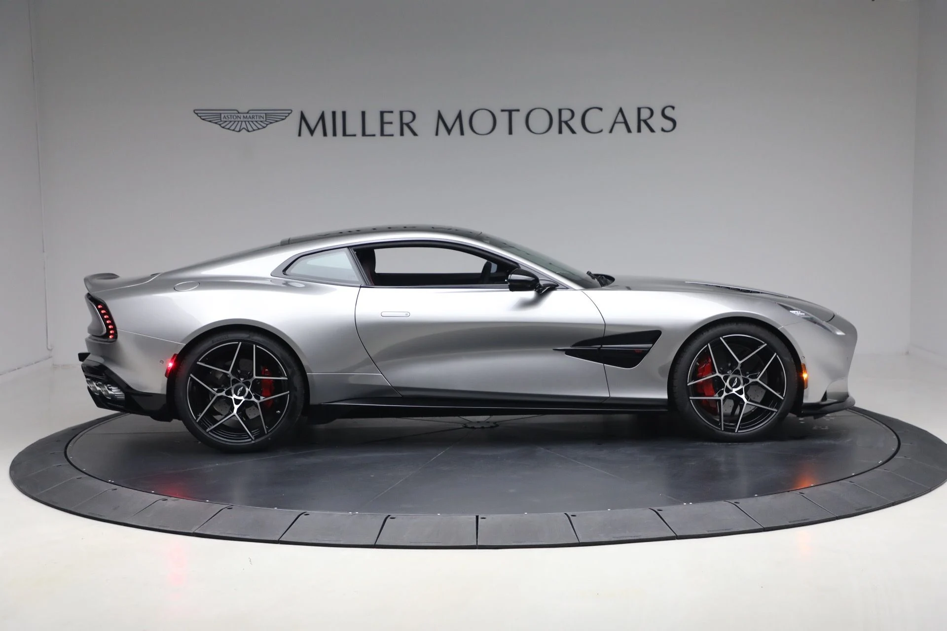 mph008_1587974614_New_2026_Aston_Martin_Vanquish_1767630324_fec5e13d8a