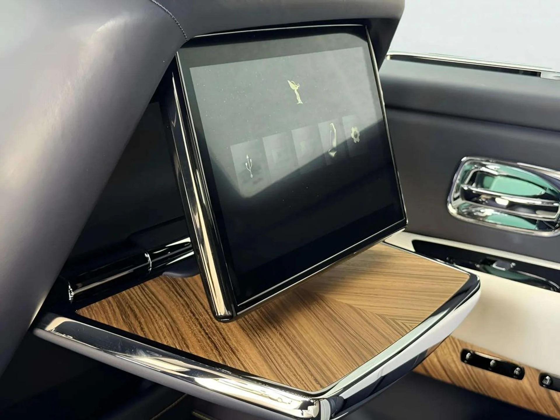 mph008_160626551_ec2279d17e9ff51b2e459bc47f3f2794x_8a993d81f7