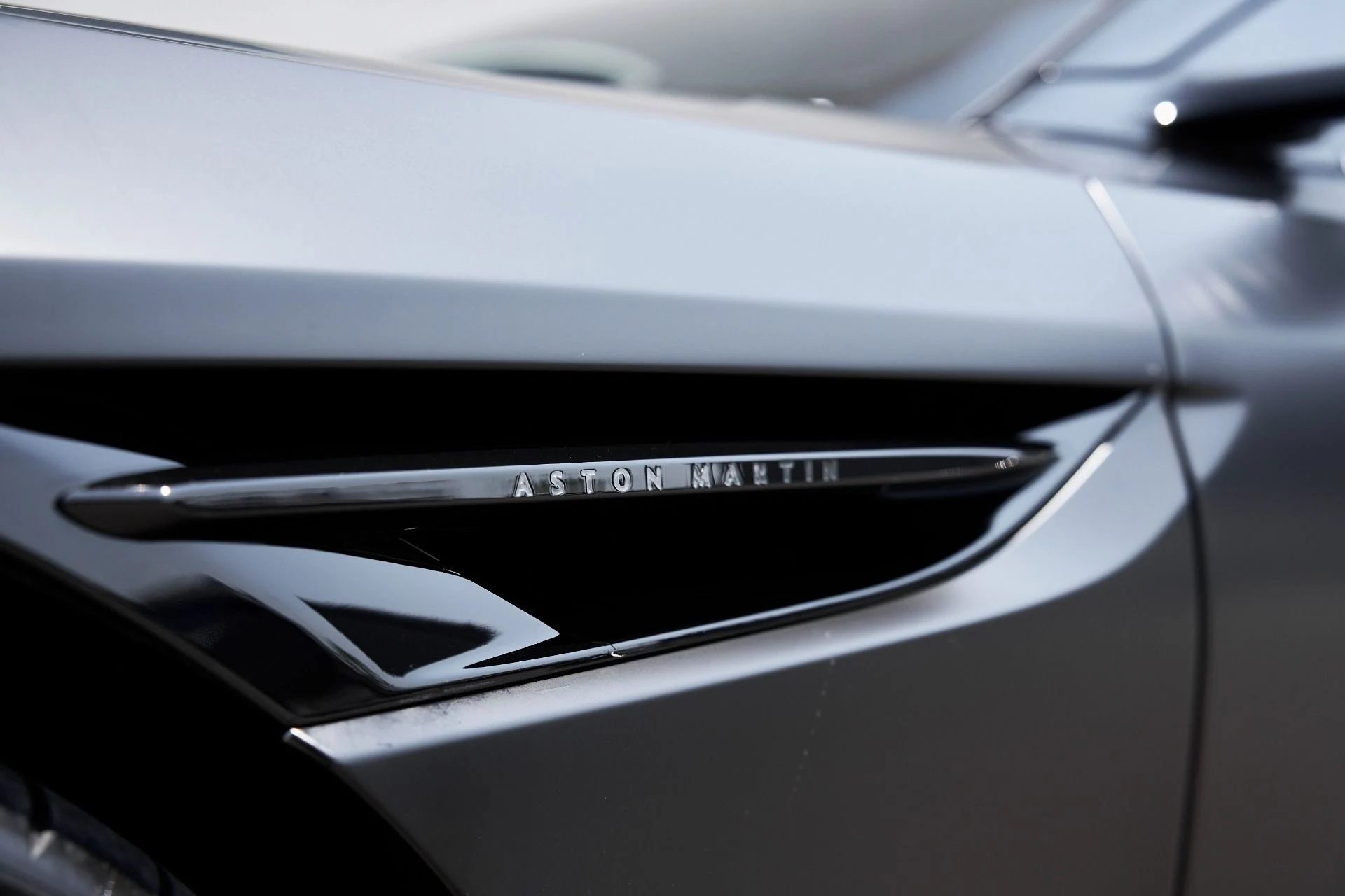 mph008_165394726_Used_2024_Aston_Martin_DB_12_1752612779_c83a53b744
