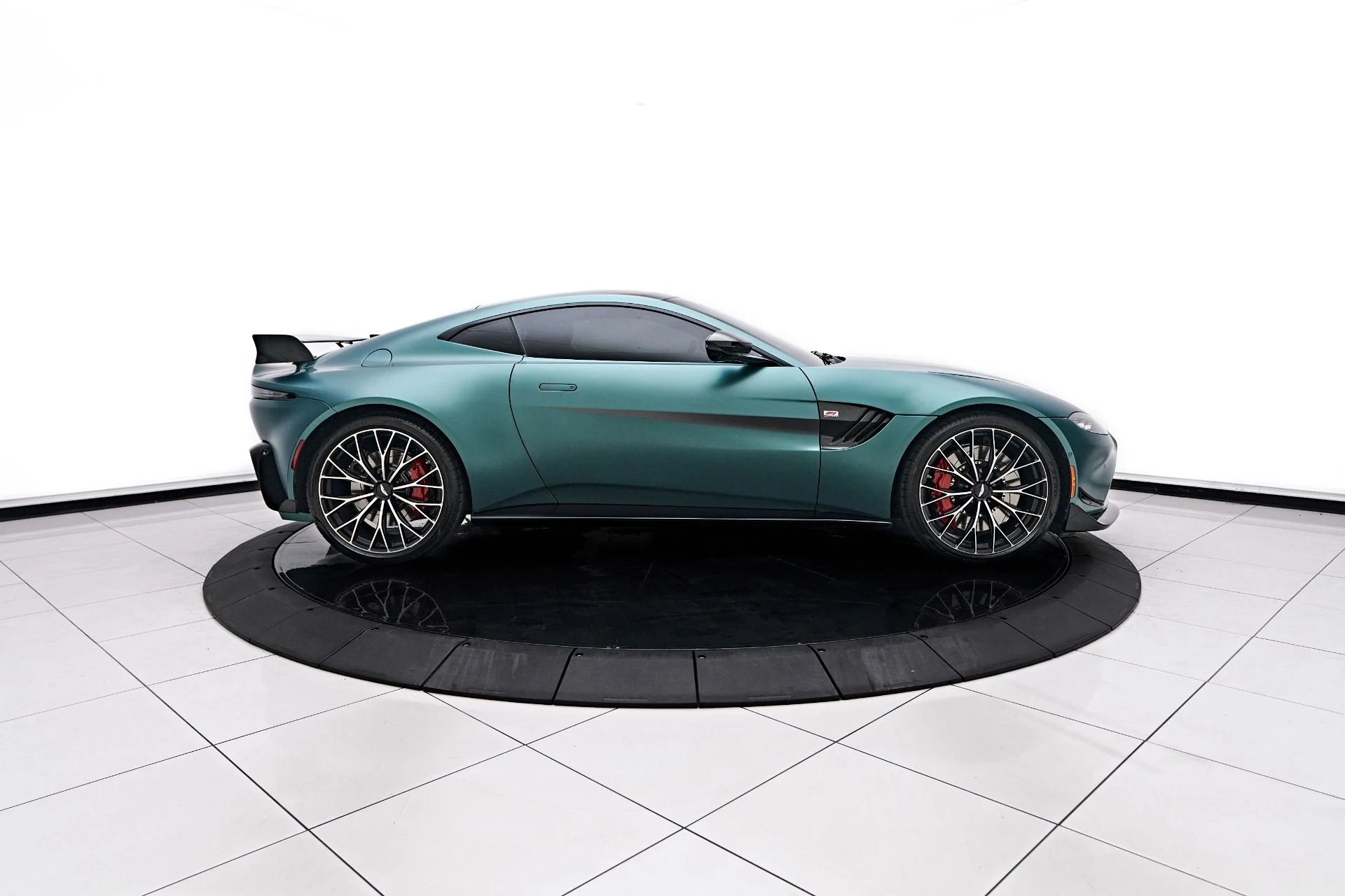 mph008_1686257724_Used_2022_Aston_Martin_Vantage_F1_Edition_1756259692_7bbe161ad7